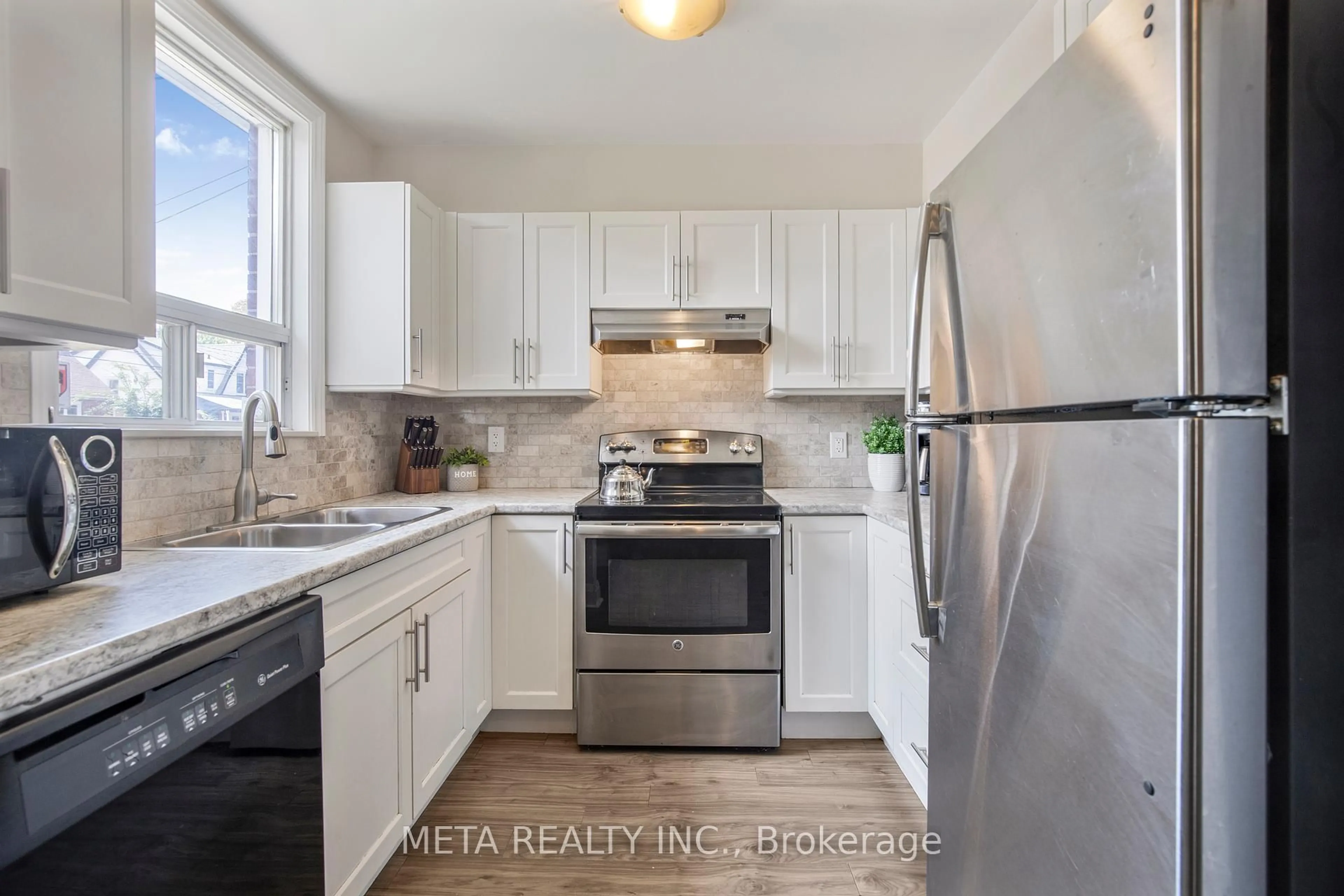 Standard kitchen, unknown for 210 East 14th St, Hamilton Ontario L9A 4B6