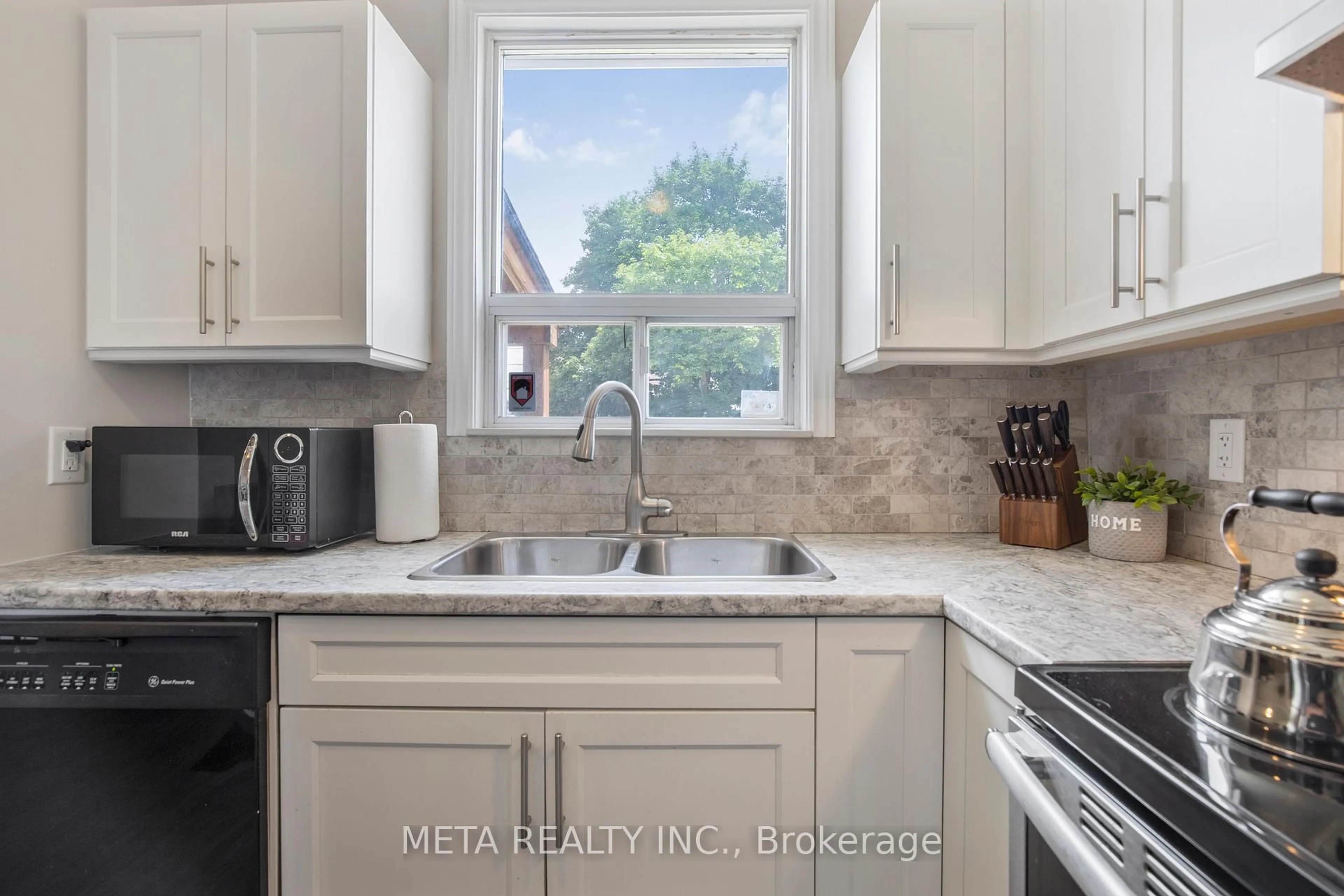 Unknown for 210 East 14th St, Hamilton Ontario L9A 4B6