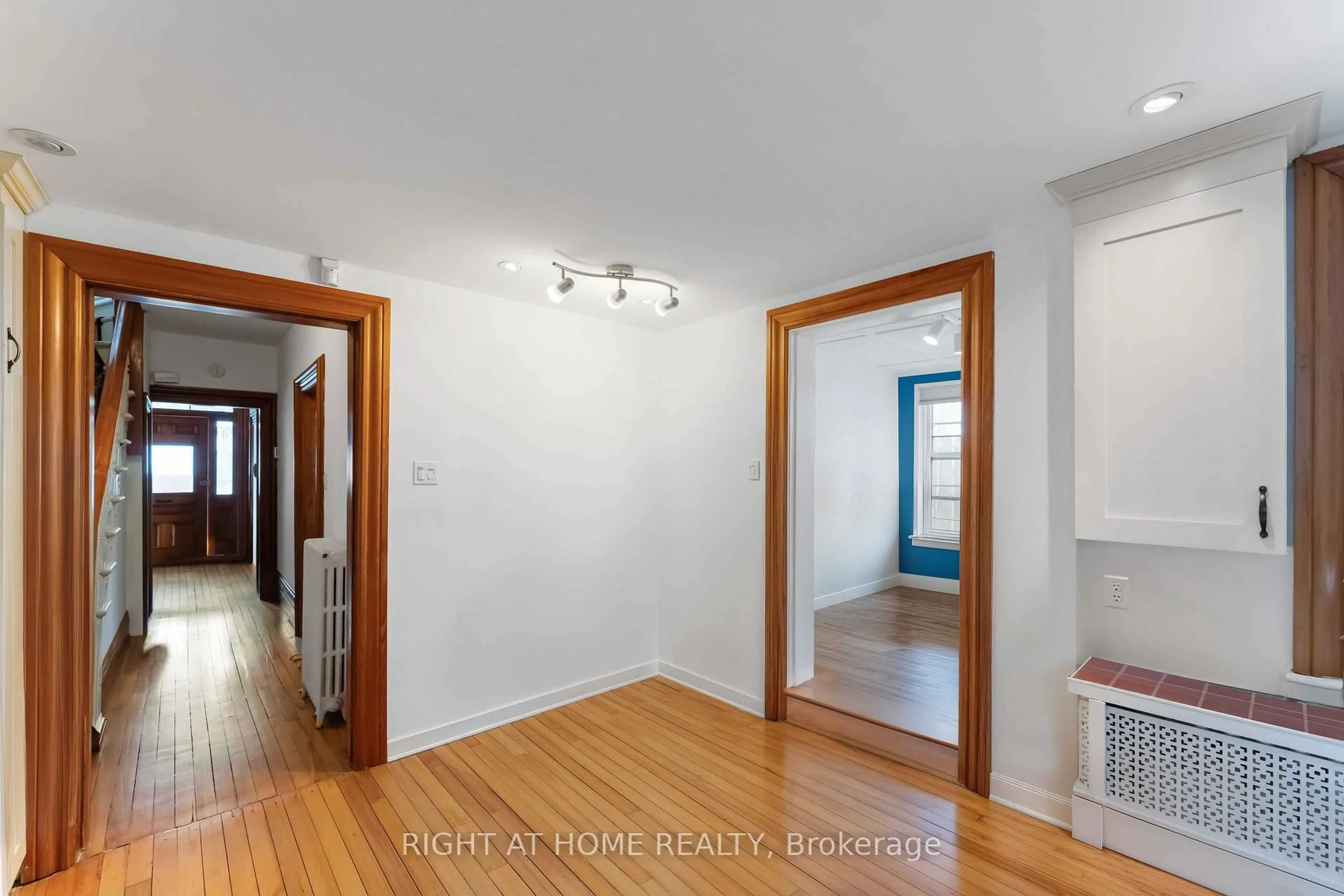 Indoor entryway for 183 Augusta St, Ottawa Ontario K1N 8B9