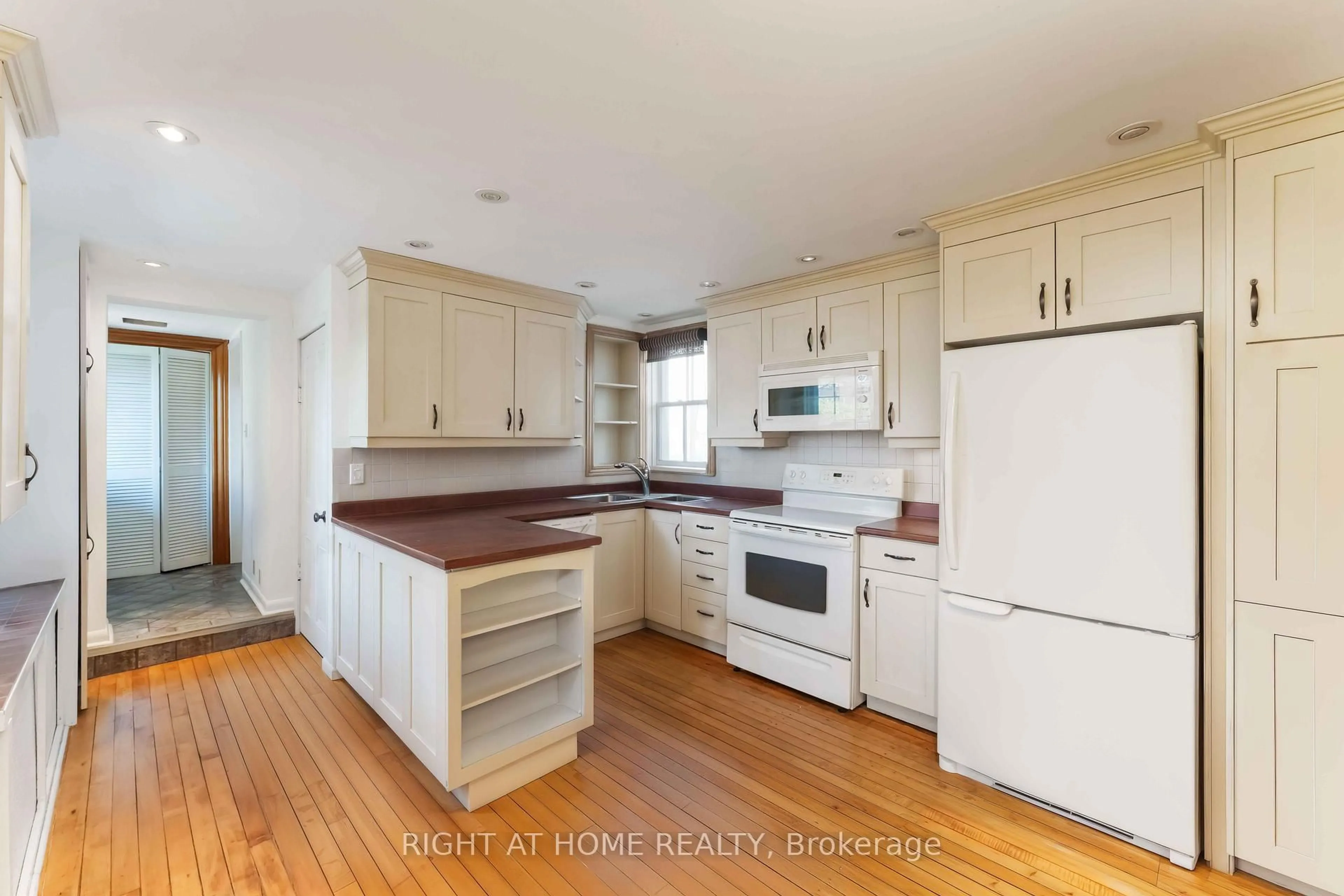 Standard kitchen, unknown for 183 Augusta St, Ottawa Ontario K1N 8B9