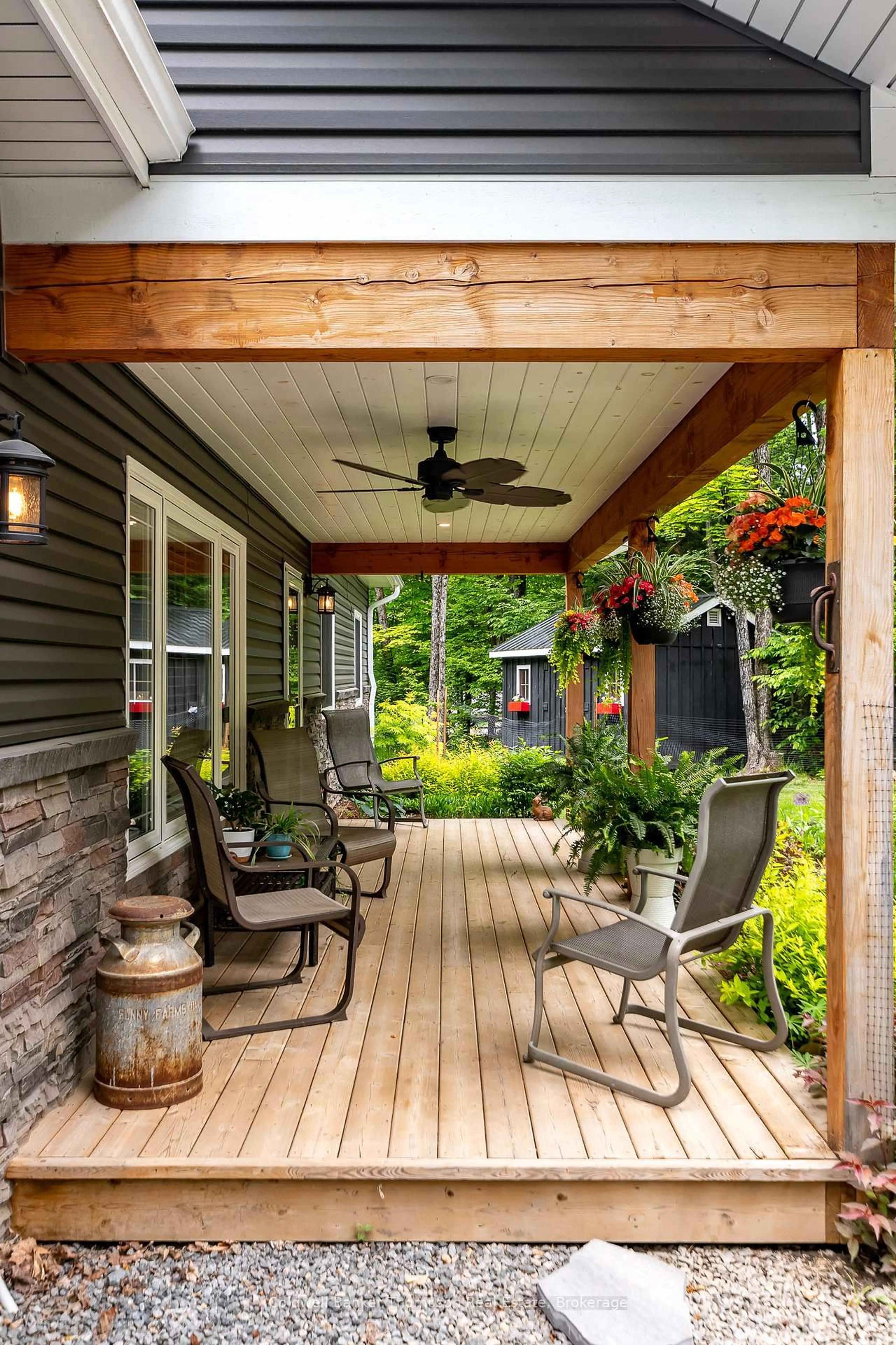 Patio, street for 866 South Waseosa Lake Rd, Huntsville Ontario P1H 2N5