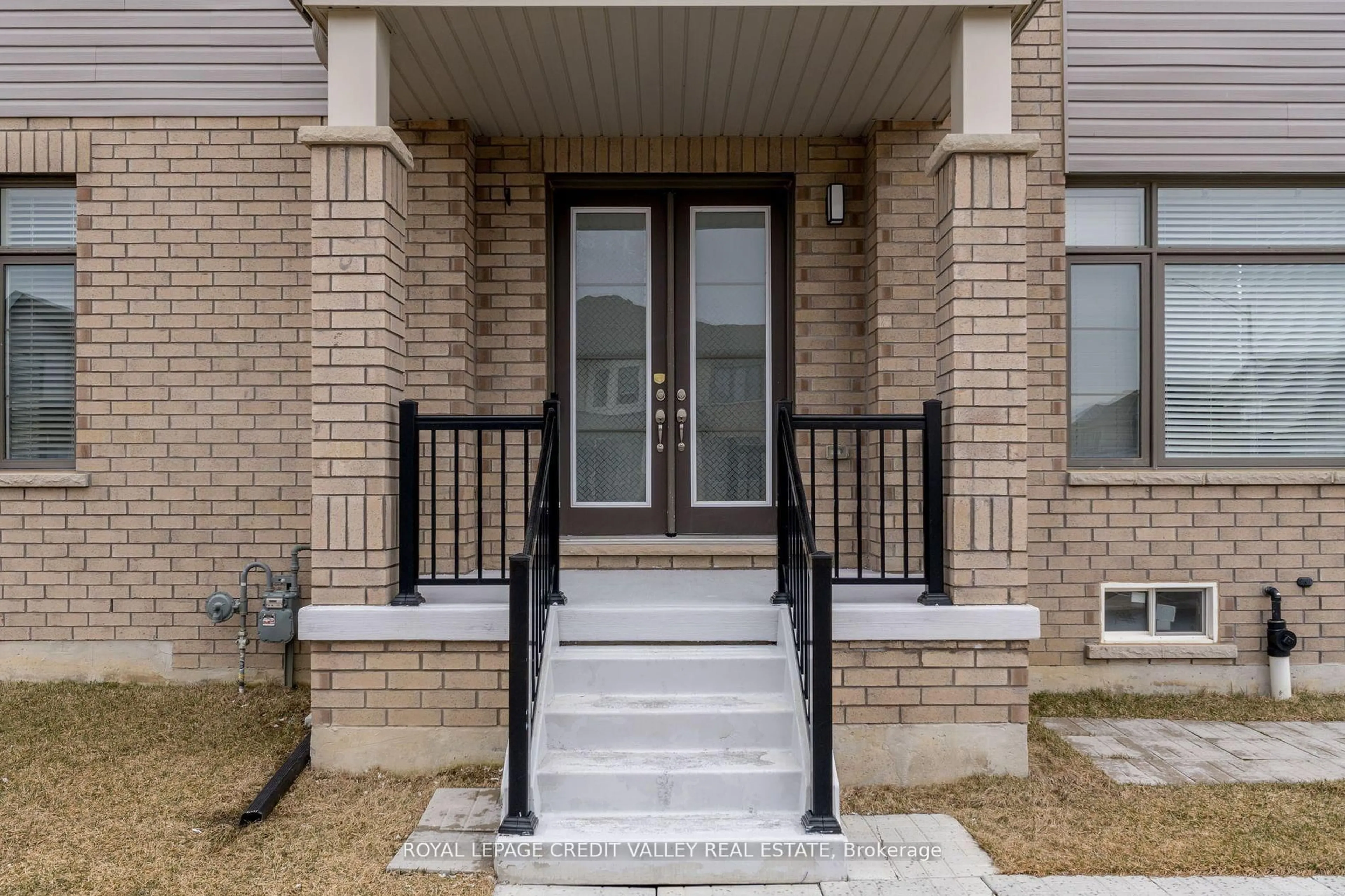 Indoor entryway for 96 Yale Dr, Hamilton Ontario L0R 1W0