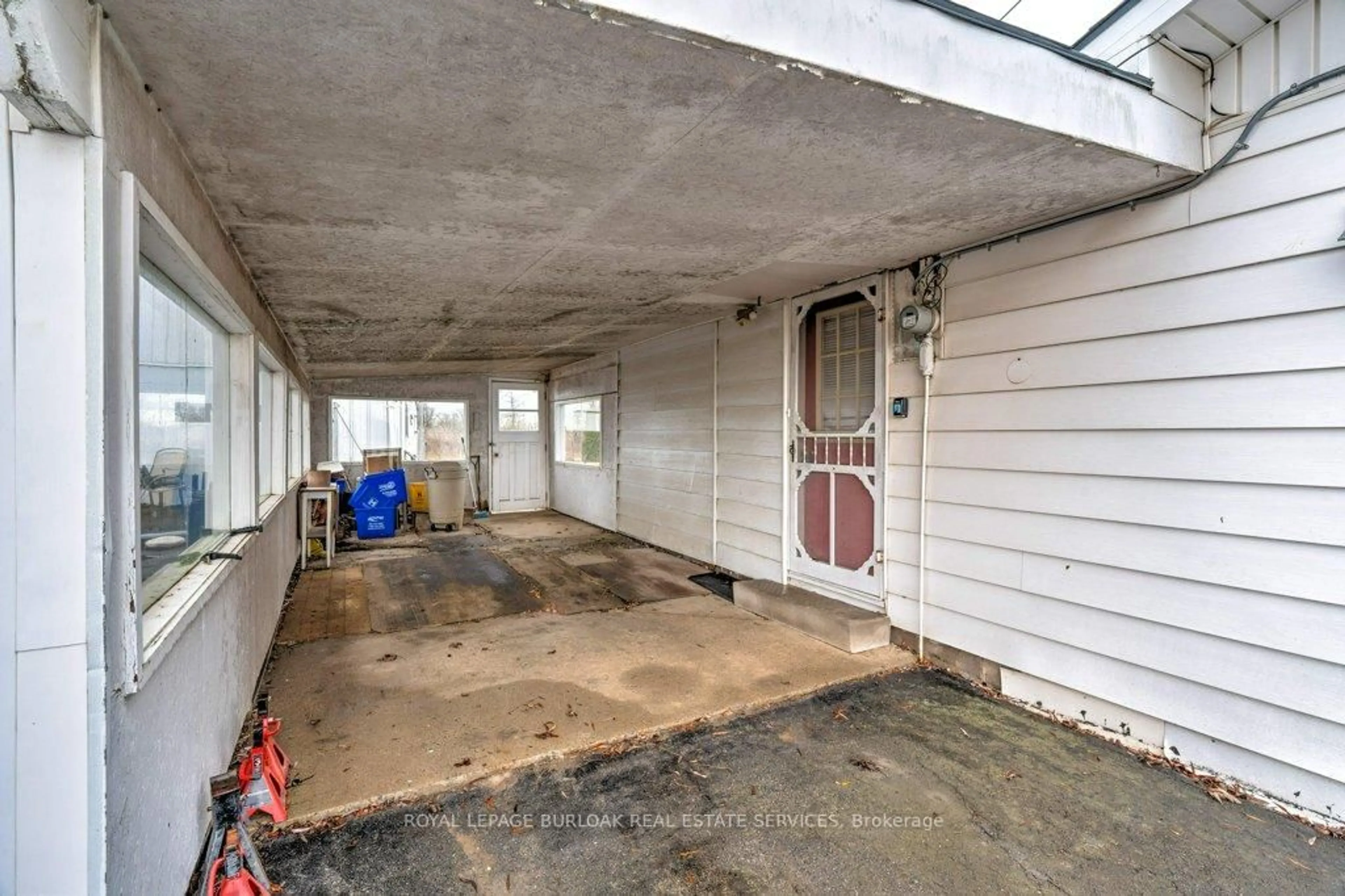 Indoor garage for 114 Second Rd, Hamilton Ontario L8J 3J2