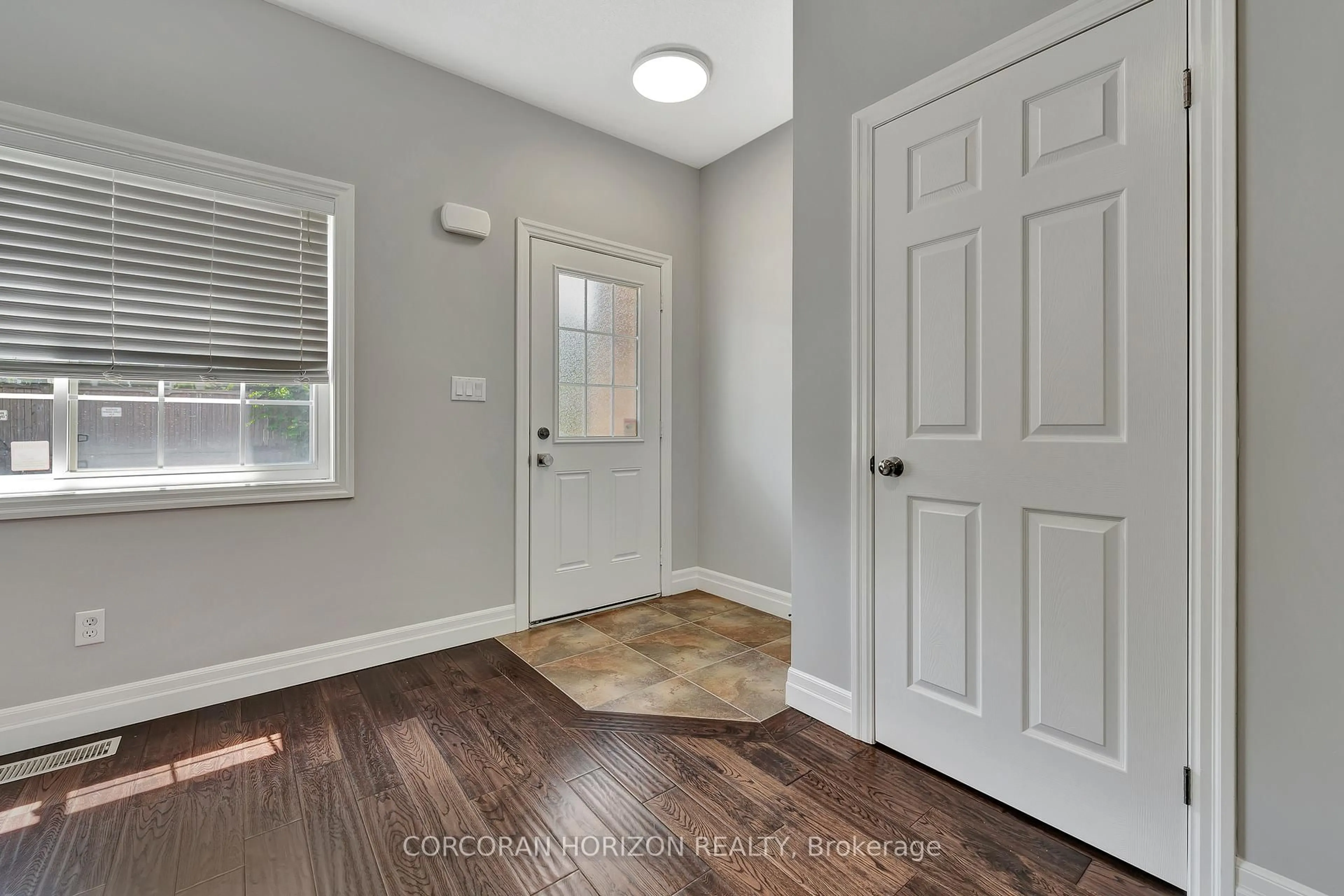 Indoor entryway for 1180 Countrystone Dr #15, Kitchener Ontario N2N 0B9