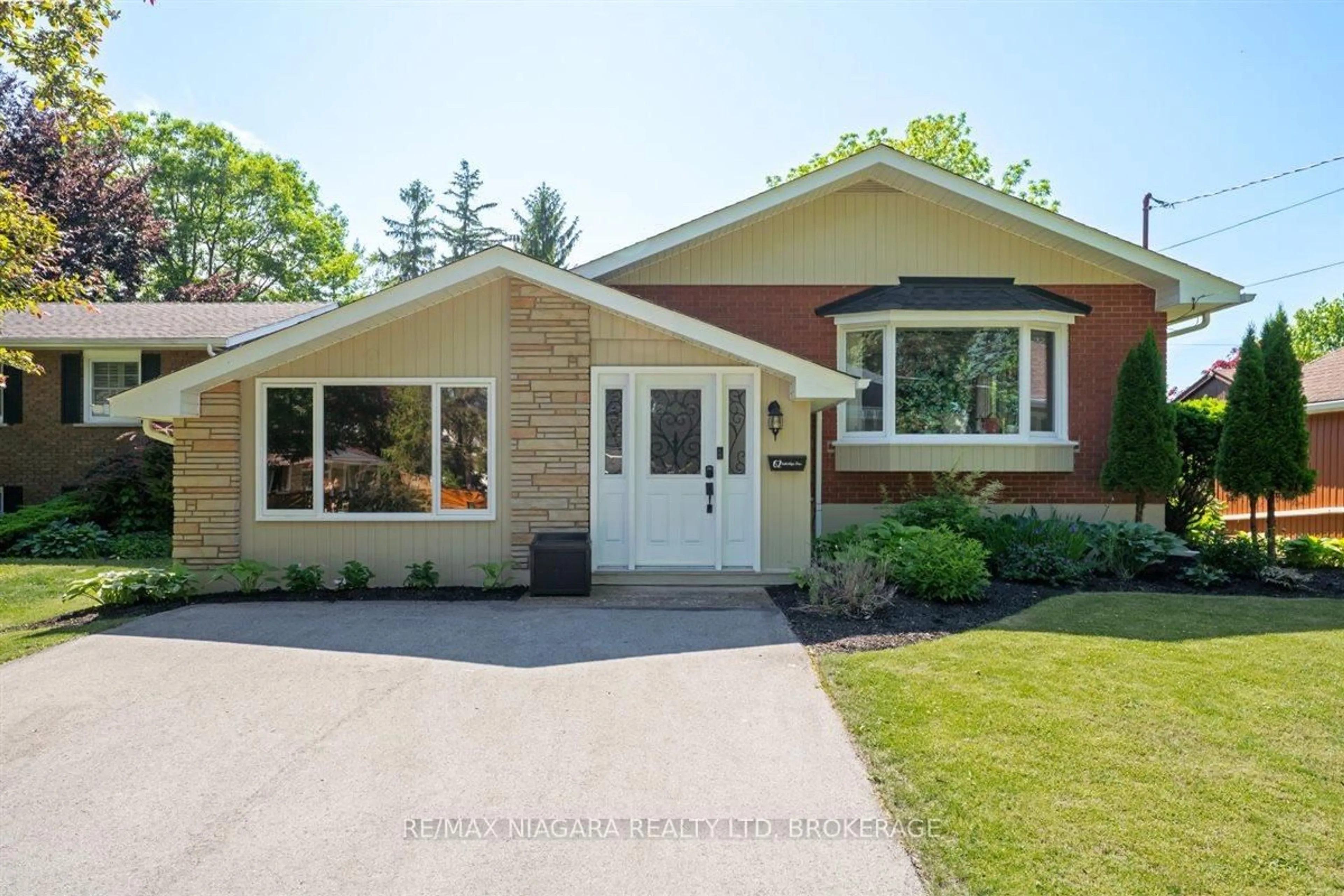 Home with brick exterior material, street for 62 OAKRIDGE Cres, Port Colborne Ontario L3K 2T4