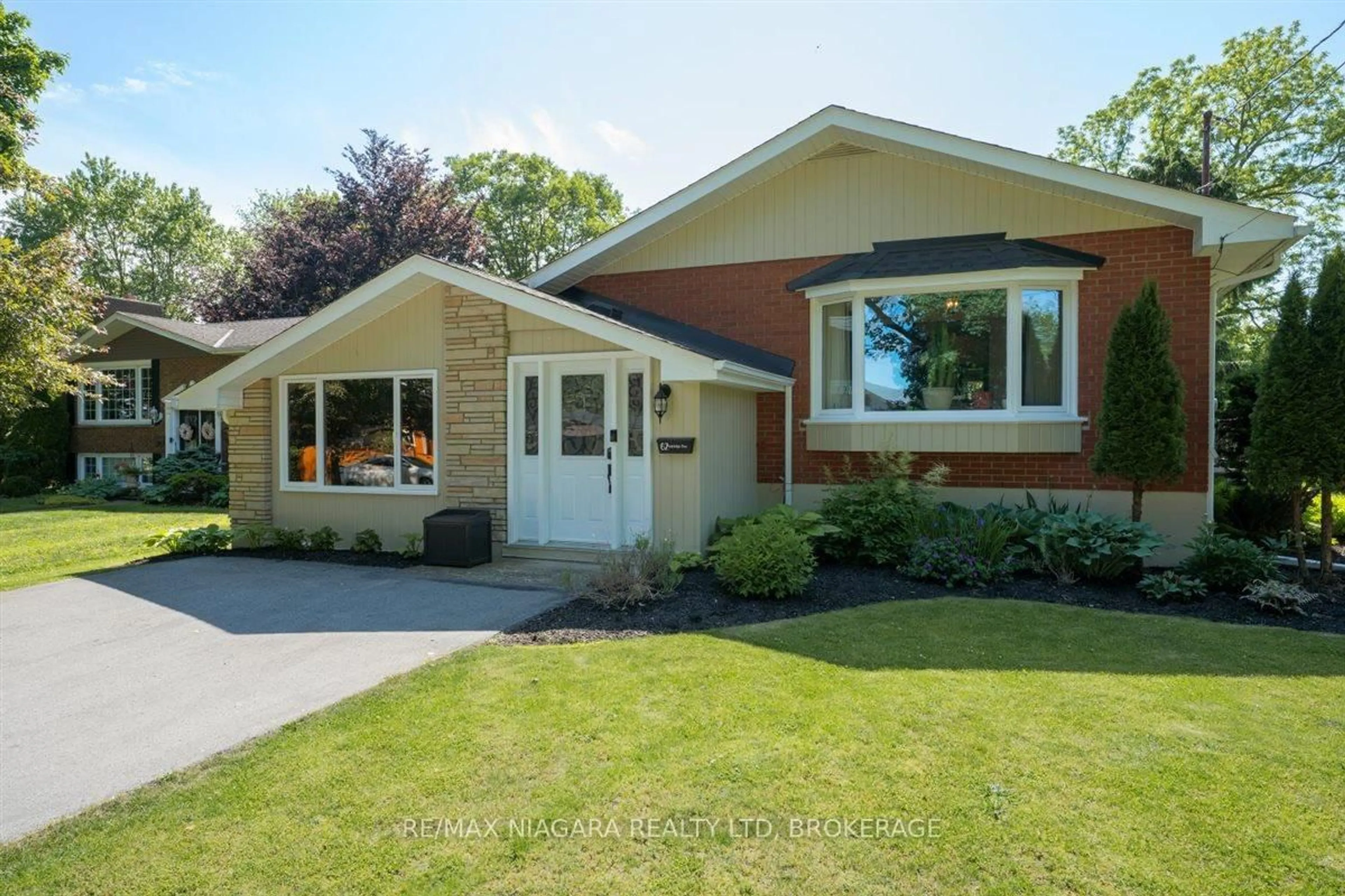 Home with brick exterior material, street for 62 OAKRIDGE Cres, Port Colborne Ontario L3K 2T4