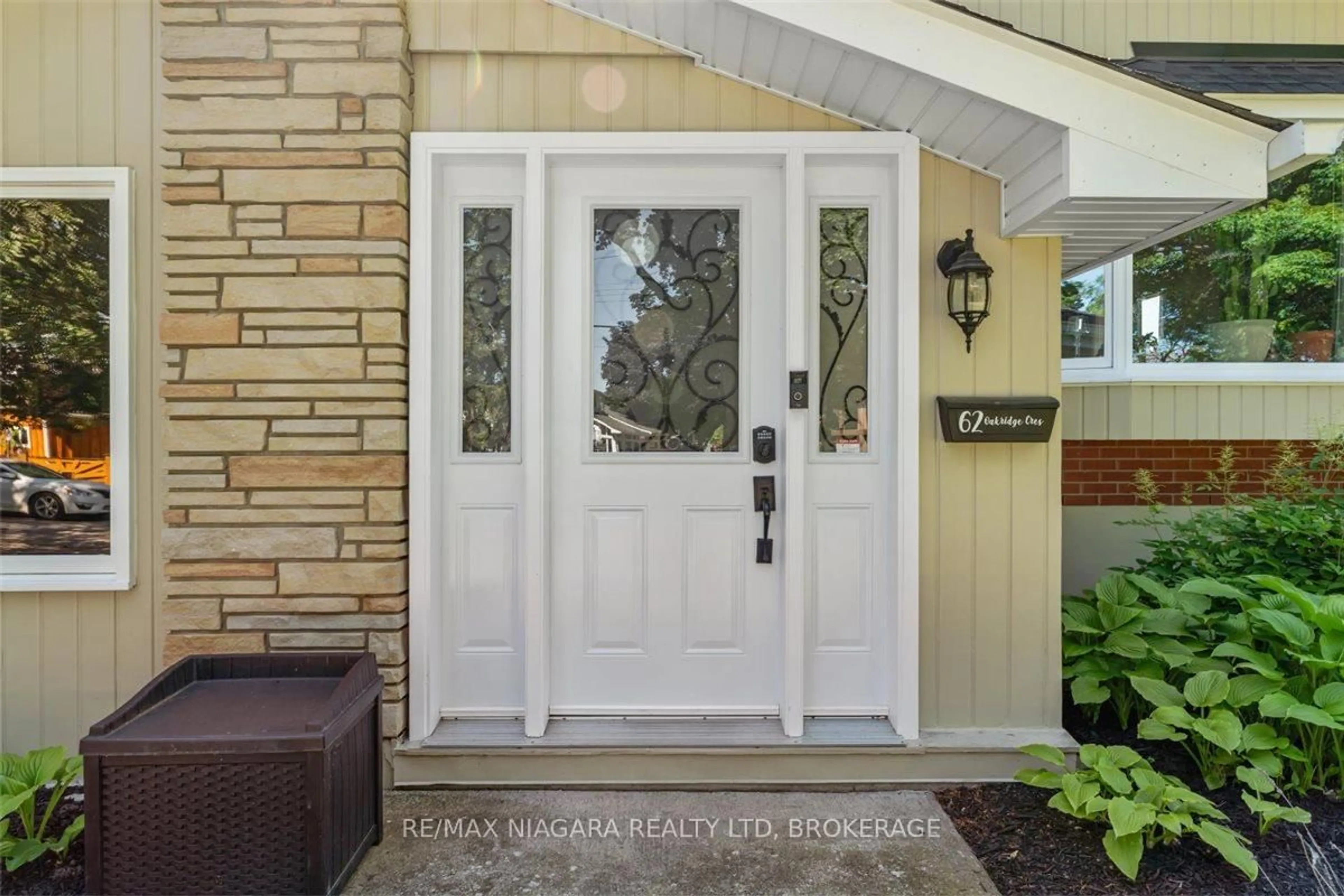 Indoor entryway for 62 OAKRIDGE Cres, Port Colborne Ontario L3K 2T4