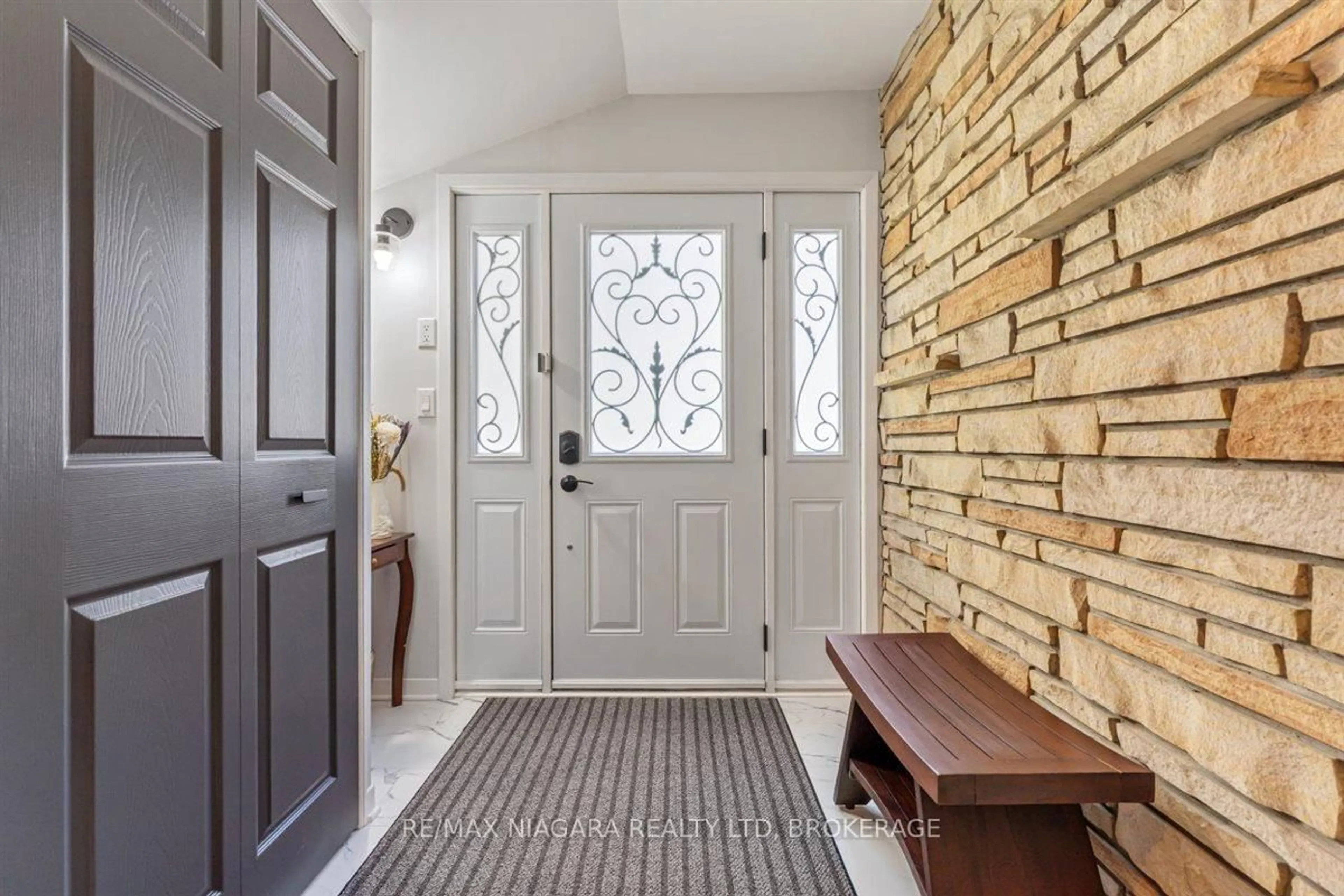 Indoor entryway for 62 OAKRIDGE Cres, Port Colborne Ontario L3K 2T4