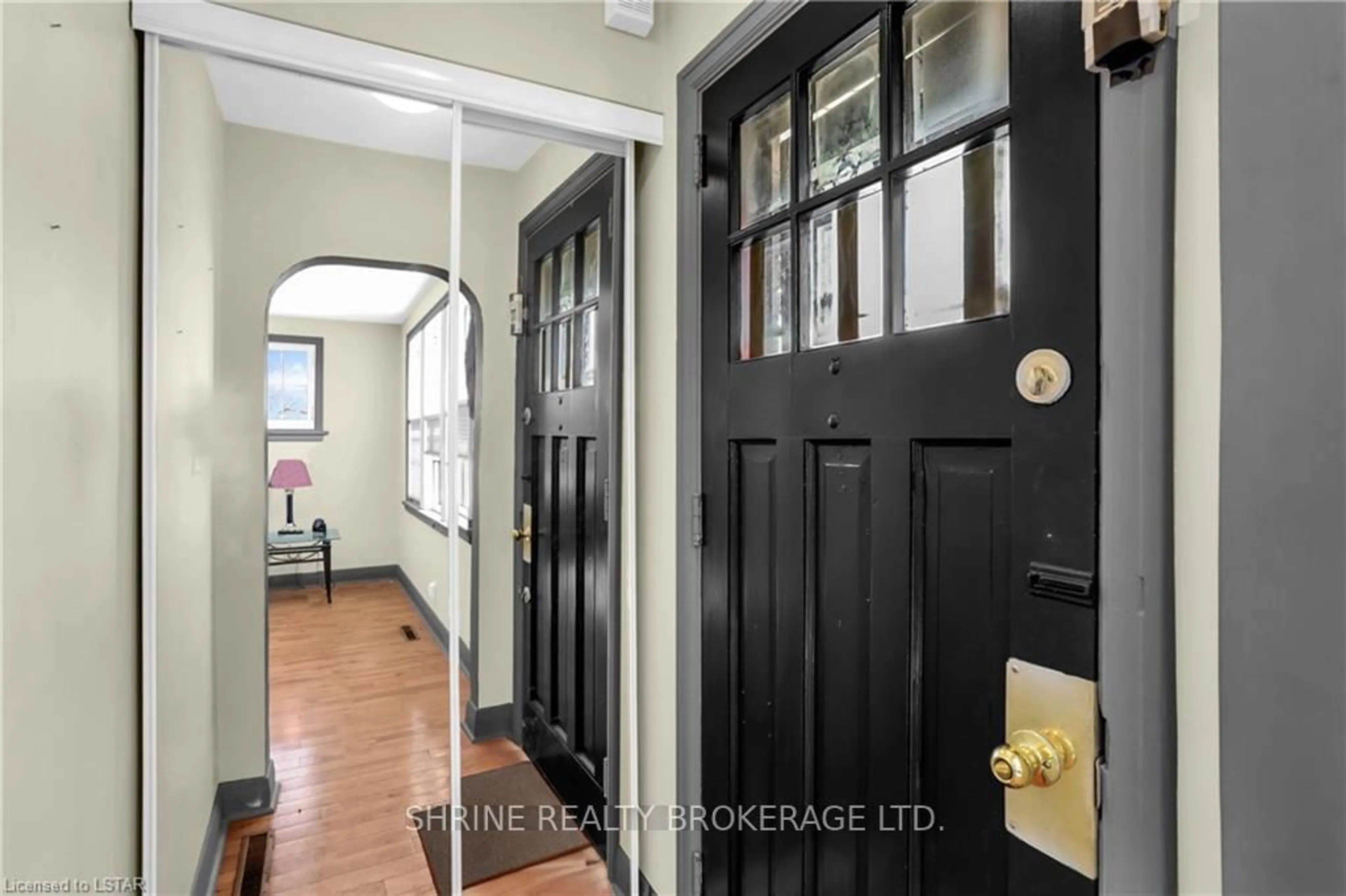 Indoor entryway for 367 Springbank Dr, London South Ontario N6J 1G7