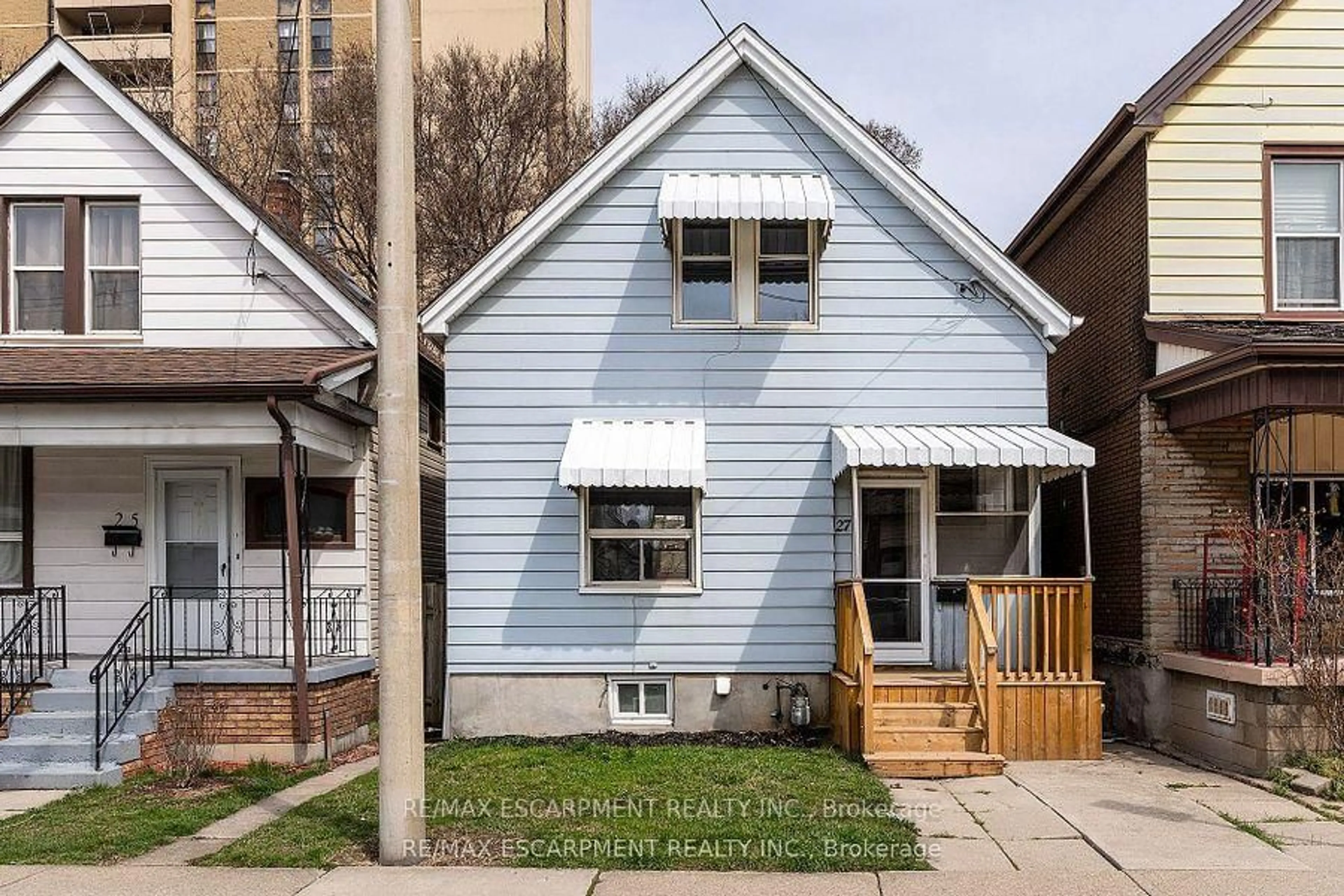 Home with vinyl exterior material, street for 27 Harvey St, Hamilton Ontario L8L 2L9