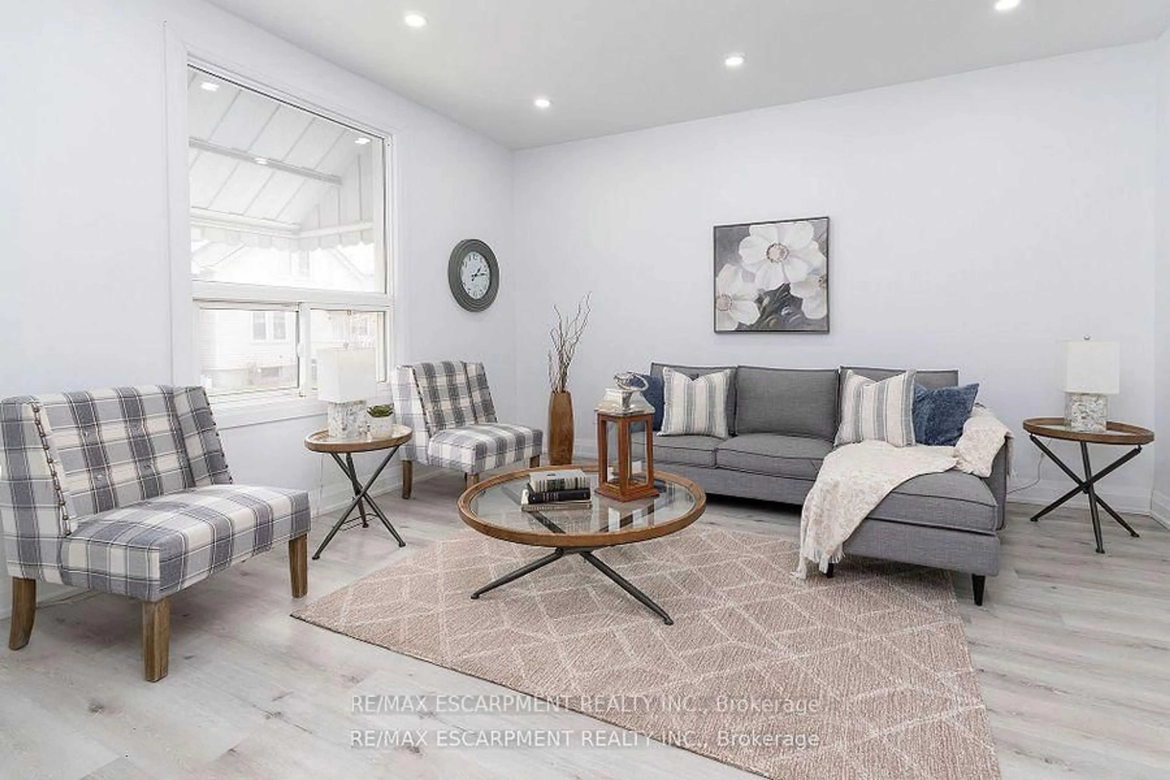 Living room with furniture, unknown for 27 Harvey St, Hamilton Ontario L8L 2L9