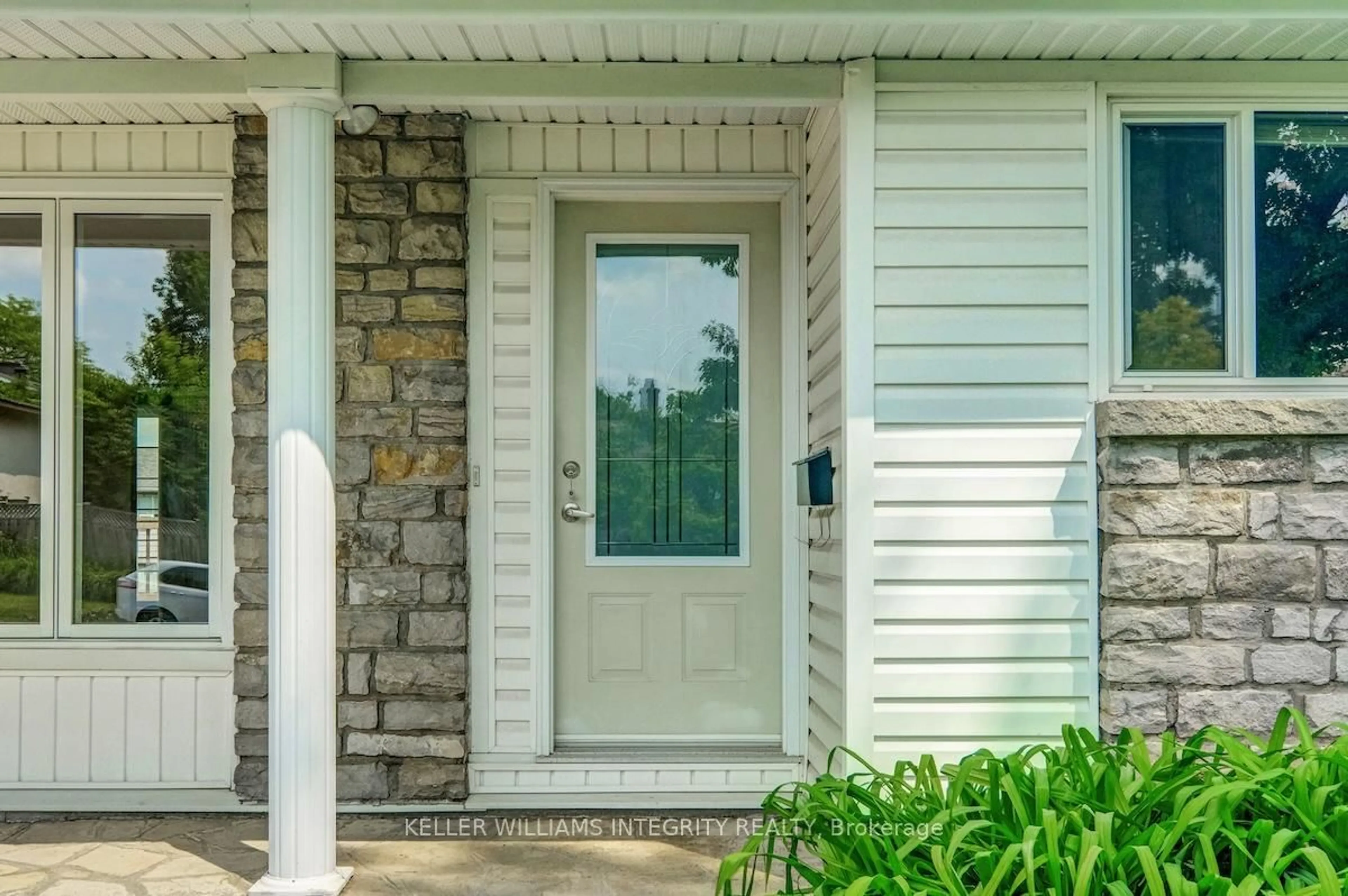 Unknown for 1895 Greenacre Cres, Ottawa Ontario K1J 6S7