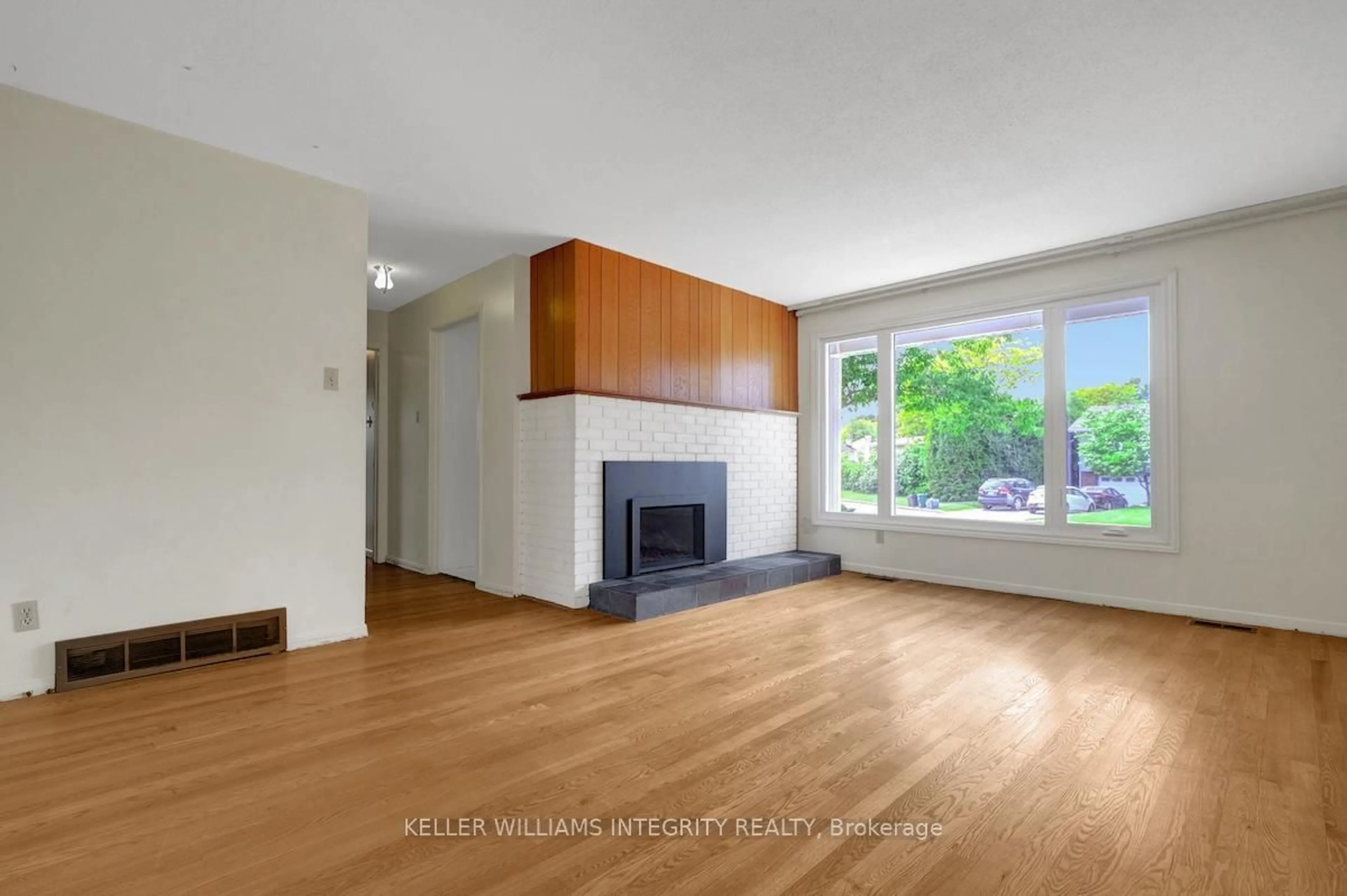 Unknown for 1895 Greenacre Cres, Ottawa Ontario K1J 6S7