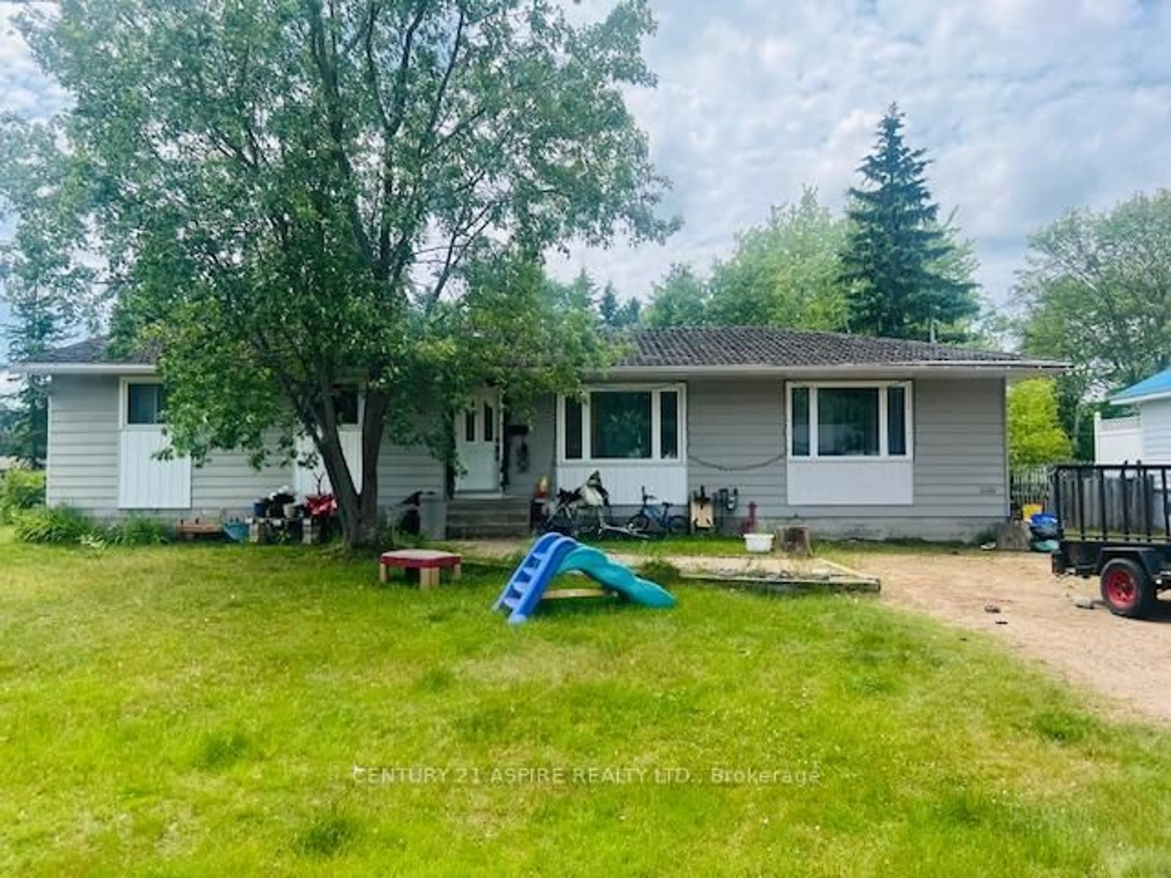 A pic from outside/outdoor area/front of a property/back of a property/a pic from drone, unknown for 11 Peter St, Petawawa Ontario K8H 2K5