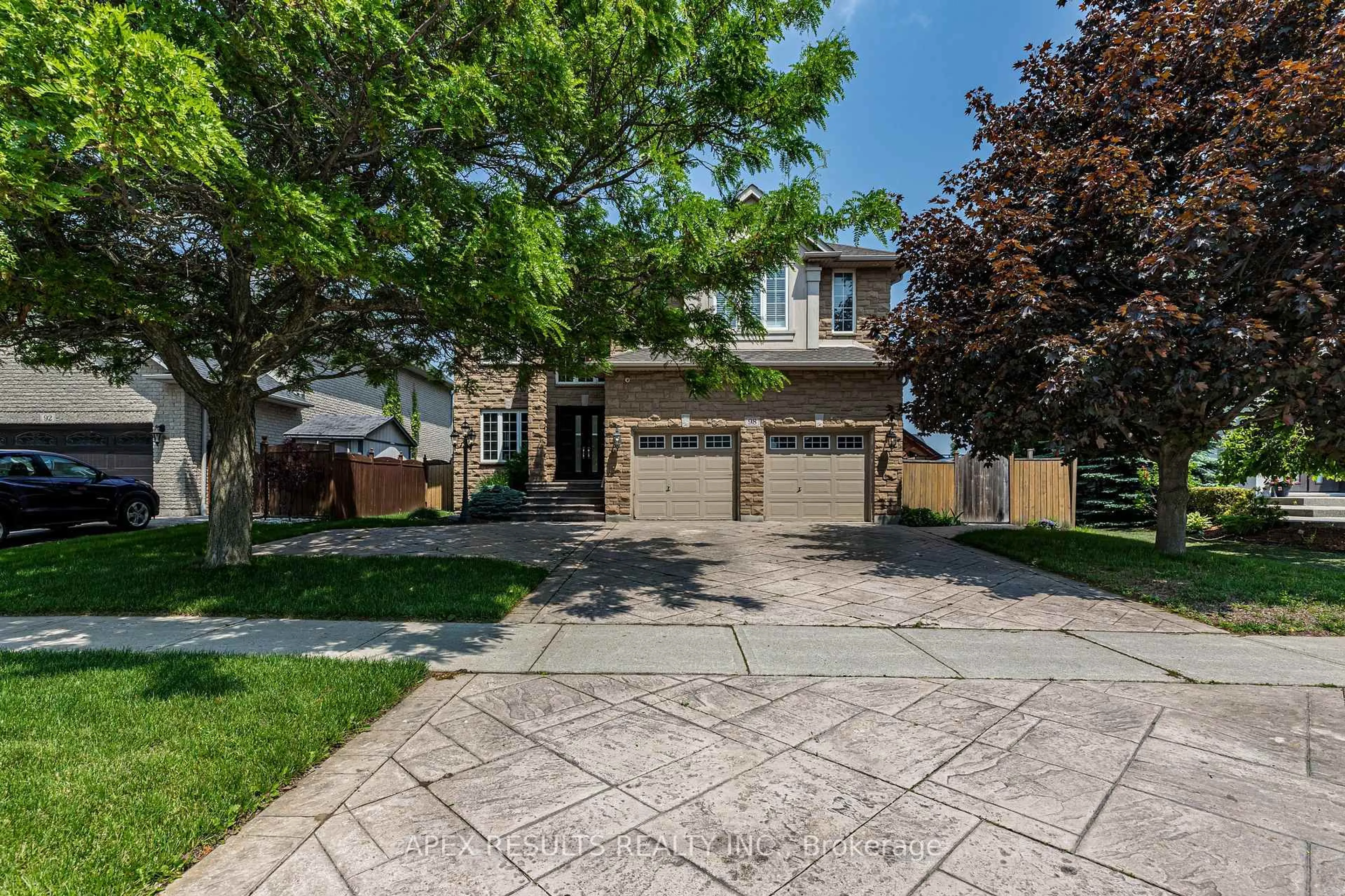 A pic from outside/outdoor area/front of a property/back of a property/a pic from drone, street for 98 STONEHENGE Dr, Hamilton Ontario L9K 1M1