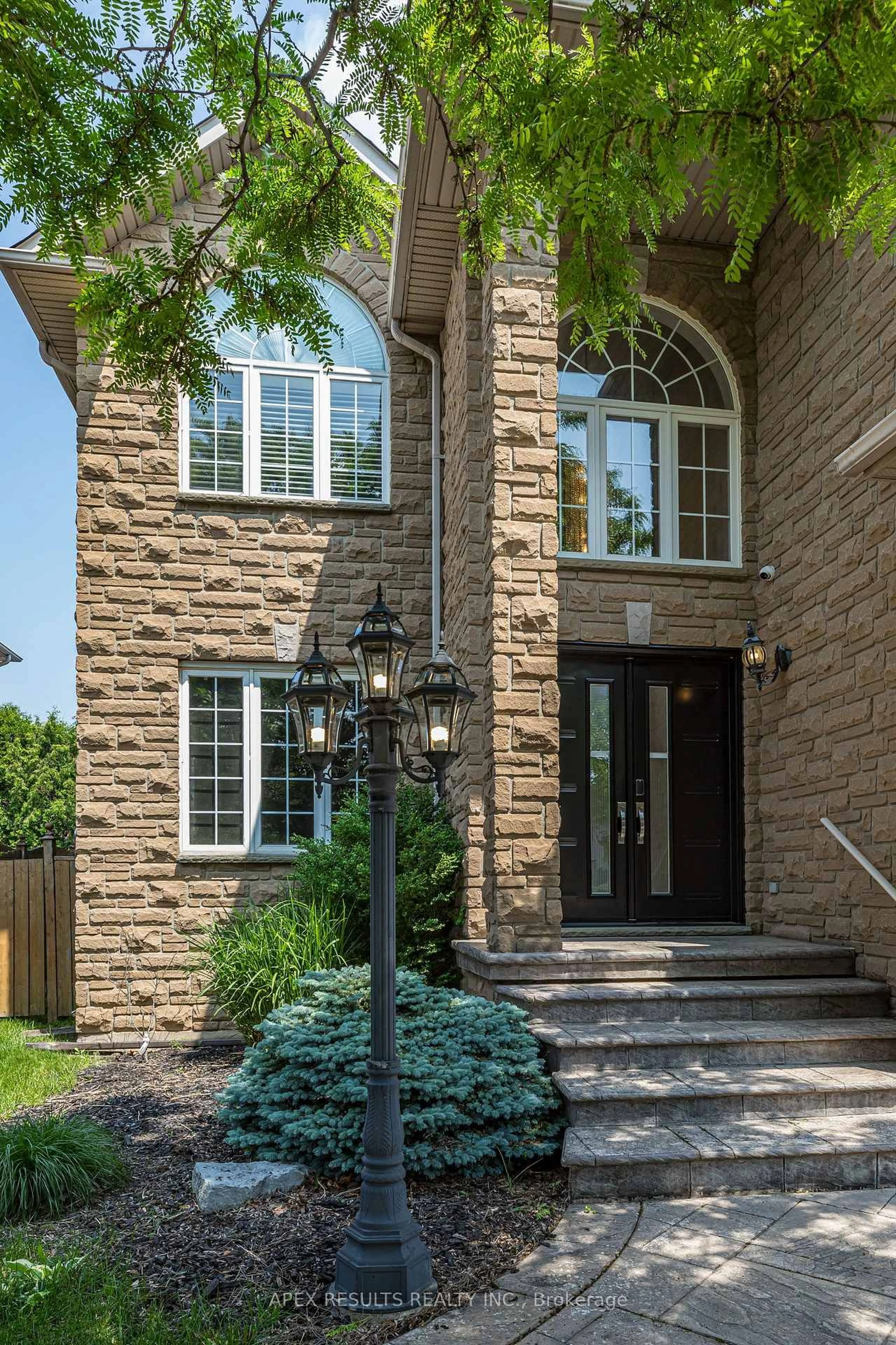 Home with brick exterior material, street for 98 STONEHENGE Dr, Hamilton Ontario L9K 1M1
