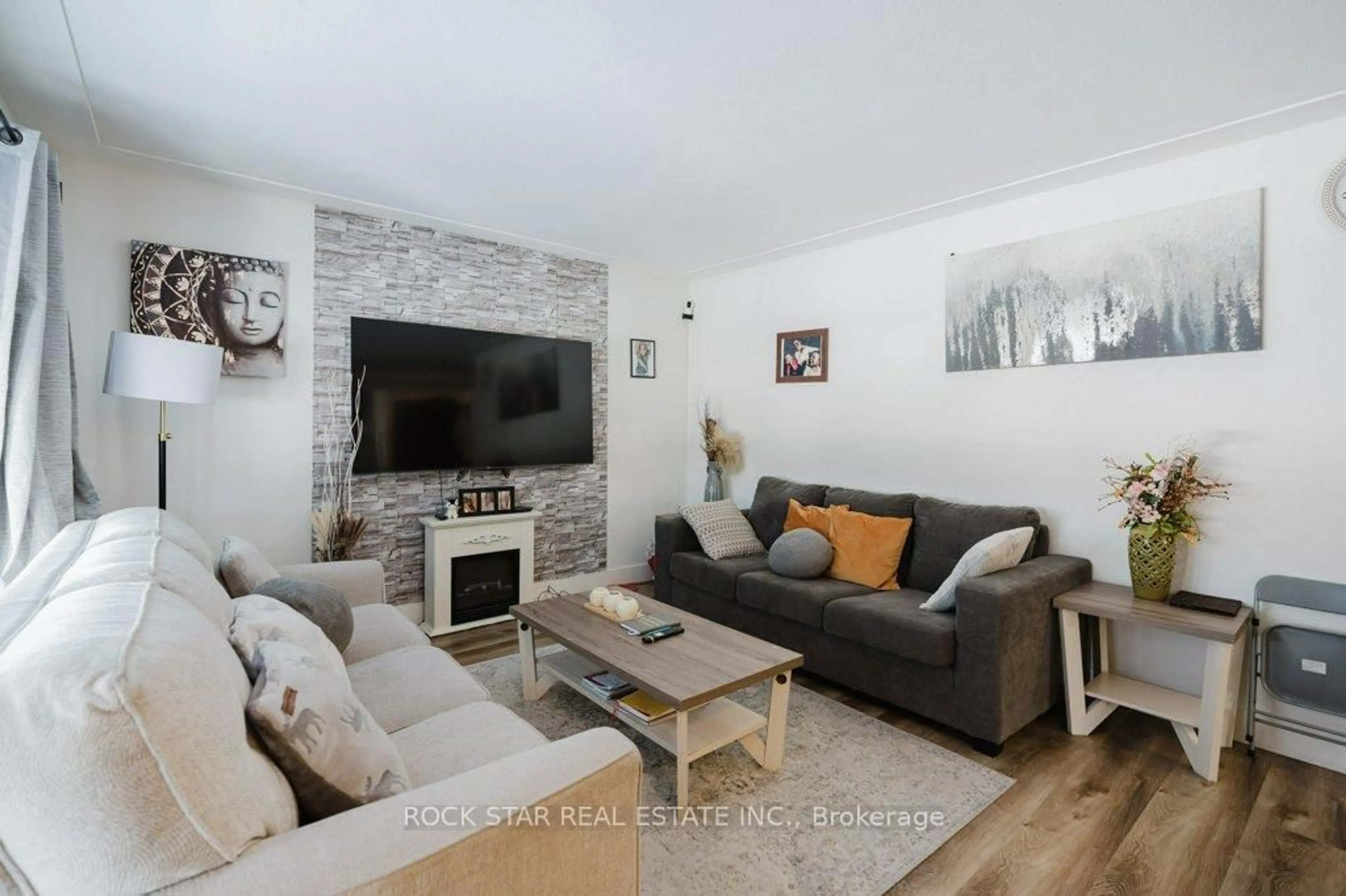 Living room with furniture, unknown for 859 Upper Ottawa St, Hamilton Ontario L8T 3V4
