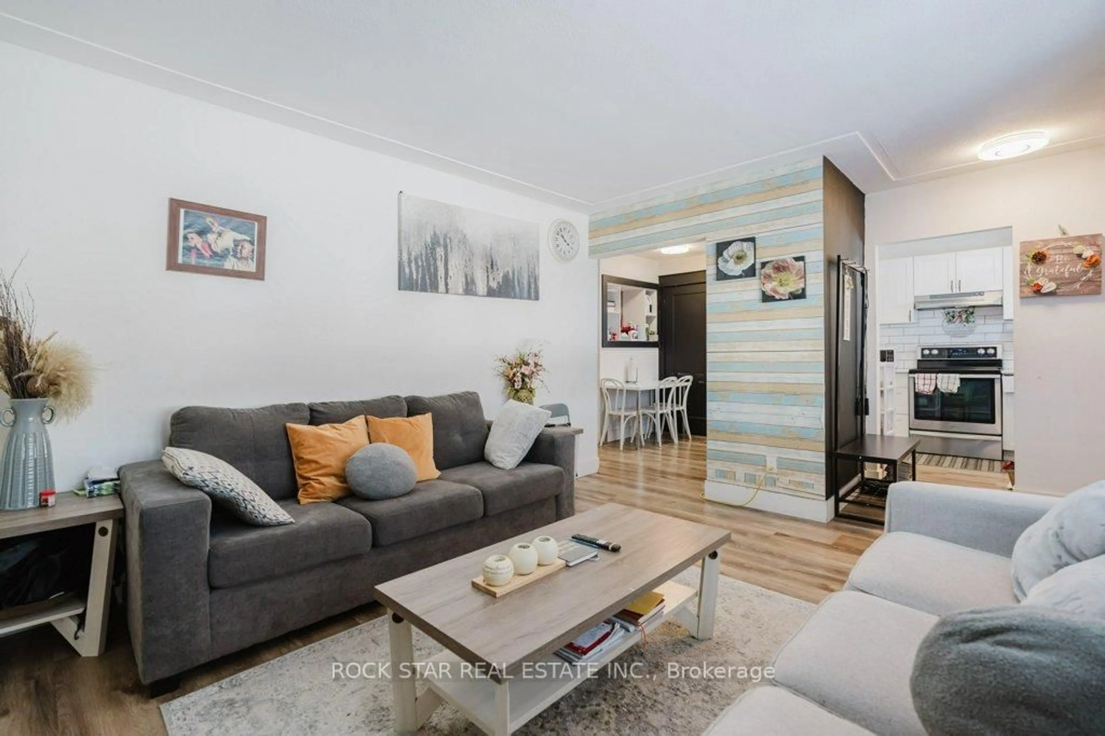 Living room with furniture, unknown for 859 Upper Ottawa St, Hamilton Ontario L8T 3V4