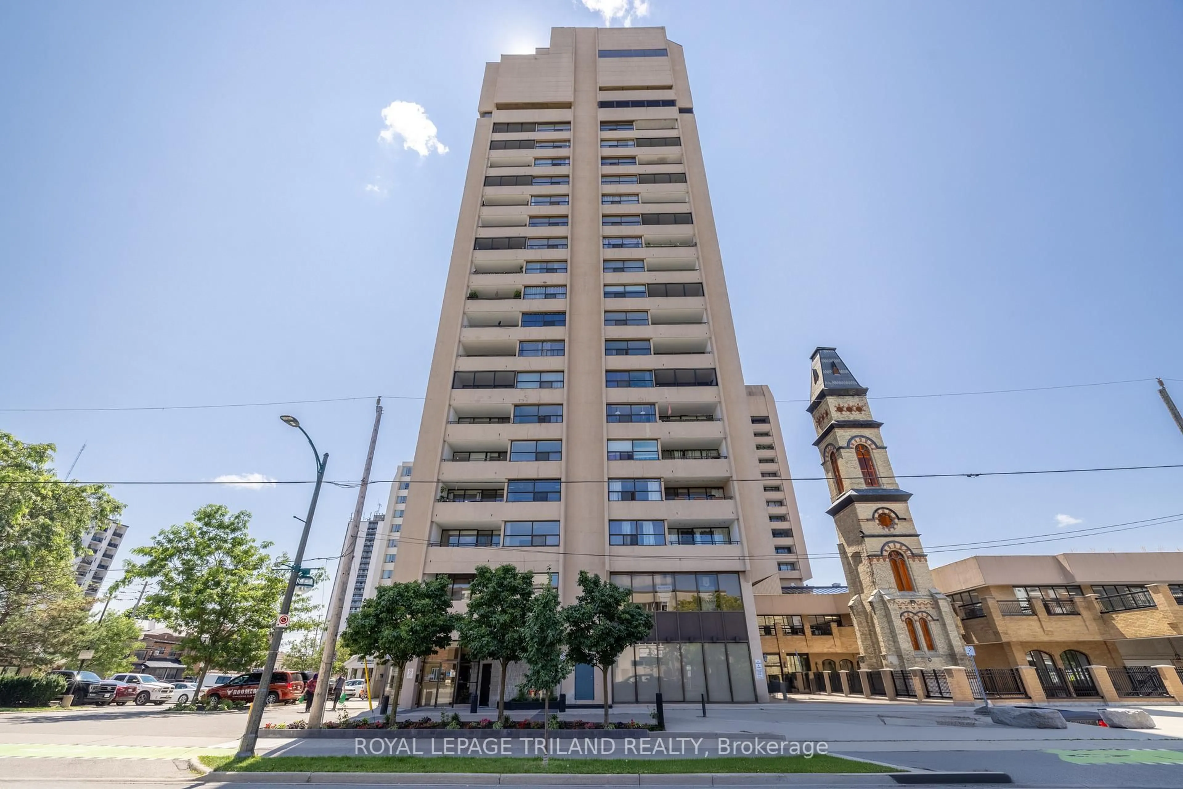 Indoor foyer for 389 Dundas St #901, London East Ontario N6B 3L5