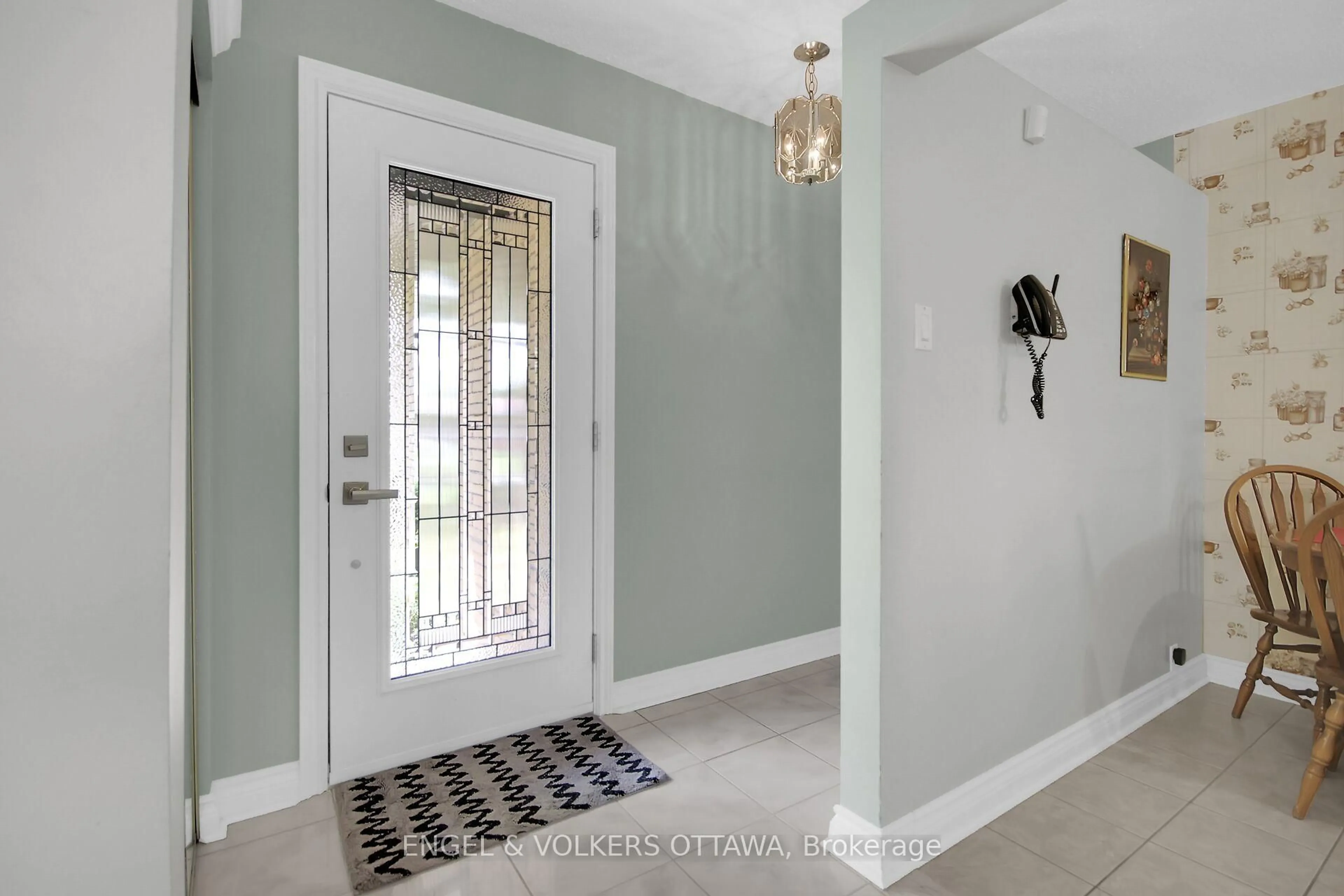 Indoor entryway for 8 Greenwich Ave, Ottawa Ontario K2E 5E6