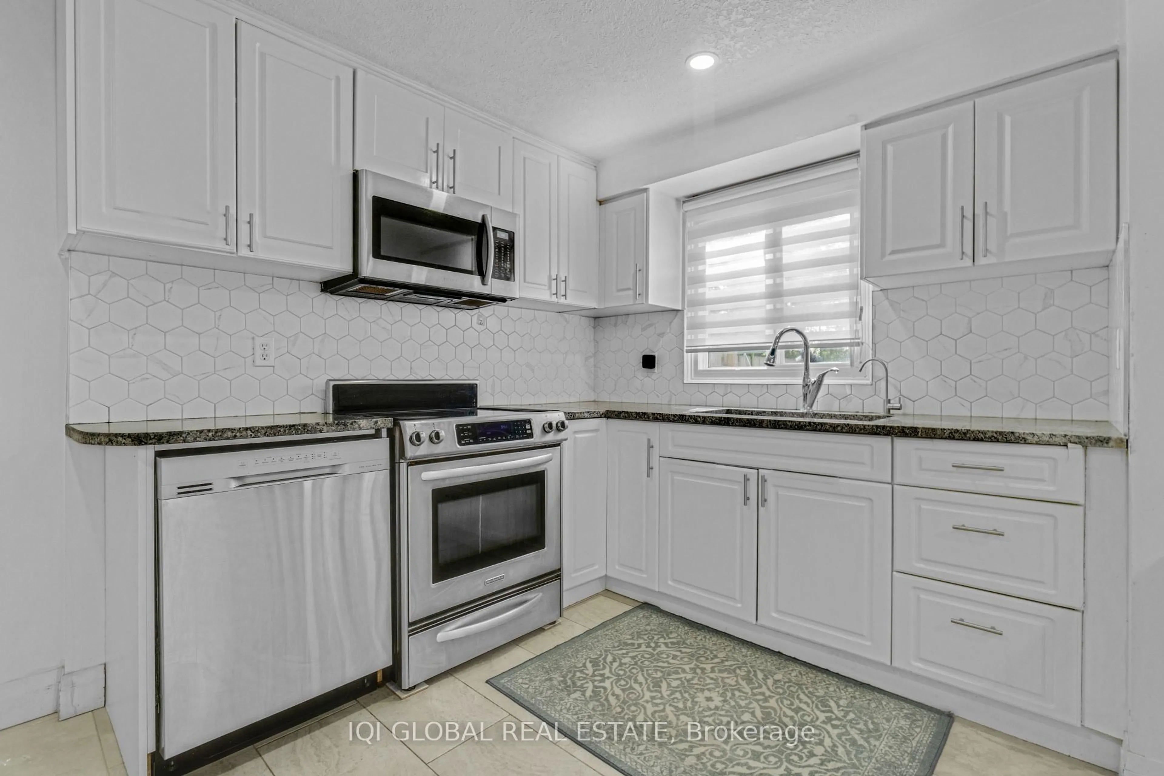 Standard kitchen, ceramic/tile floor for 537 Parkview Cres #16, Cambridge Ontario N3H 4Z9