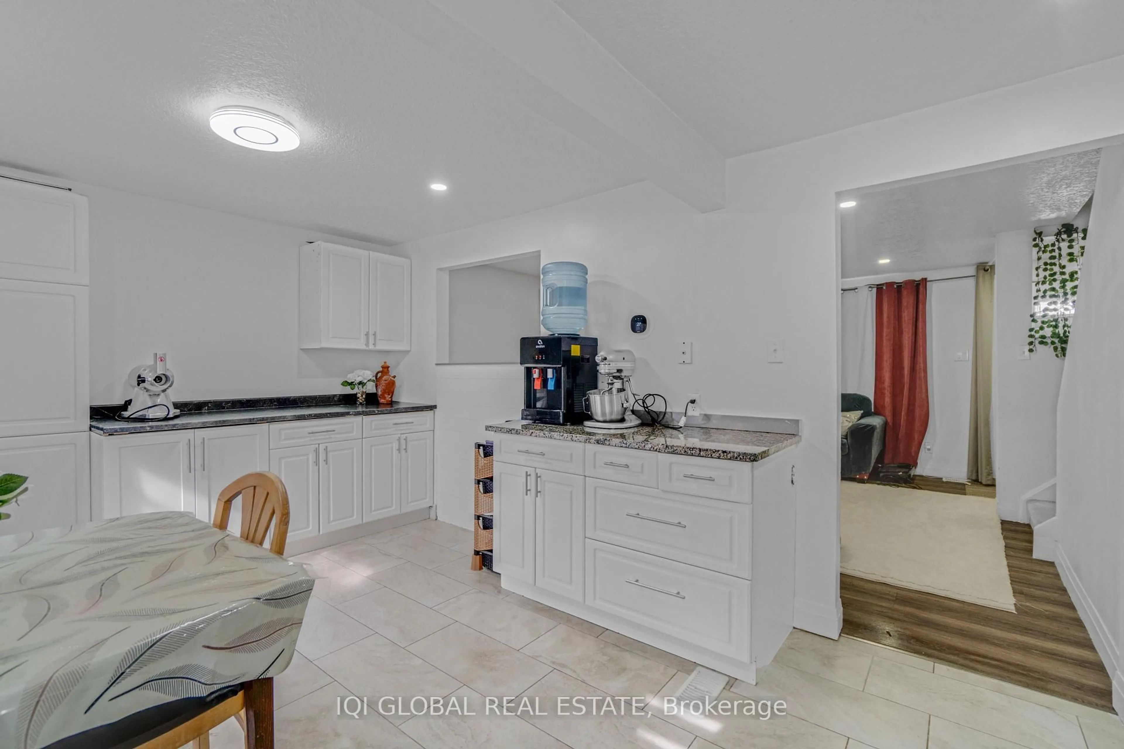 Open concept kitchen, ceramic/tile floor for 537 Parkview Cres #16, Cambridge Ontario N3H 4Z9