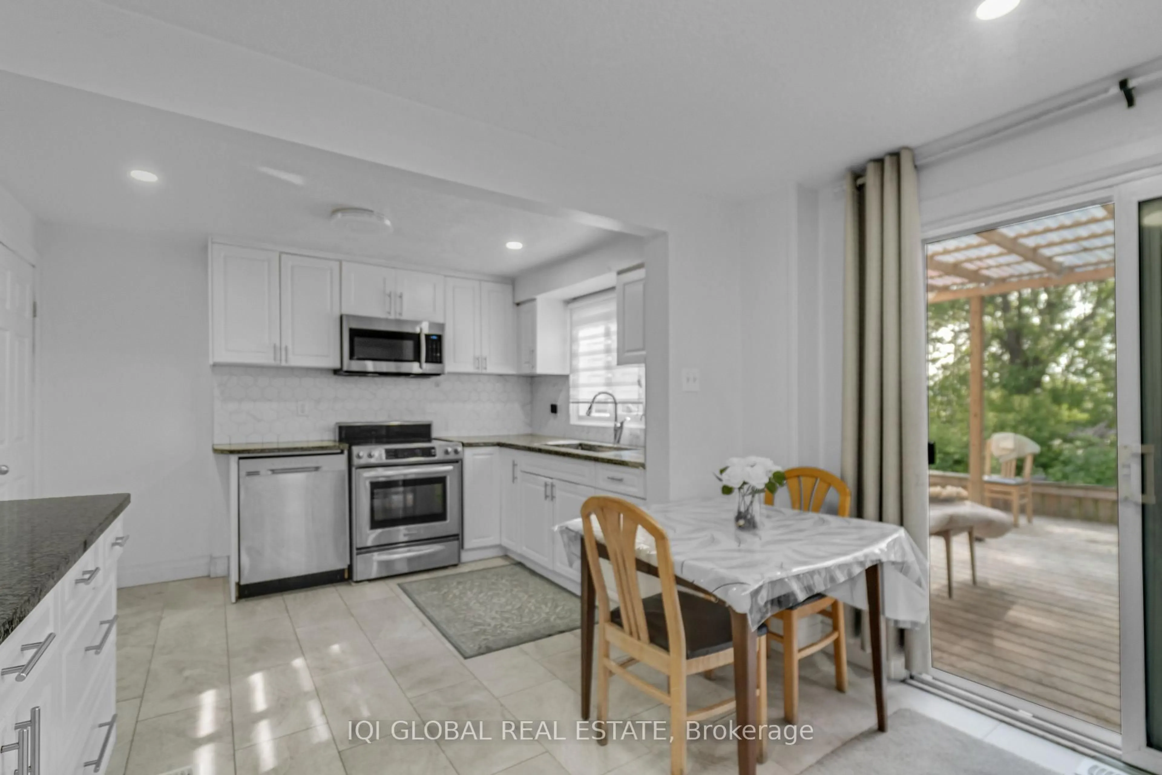Open concept kitchen, ceramic/tile floor for 537 Parkview Cres #16, Cambridge Ontario N3H 4Z9