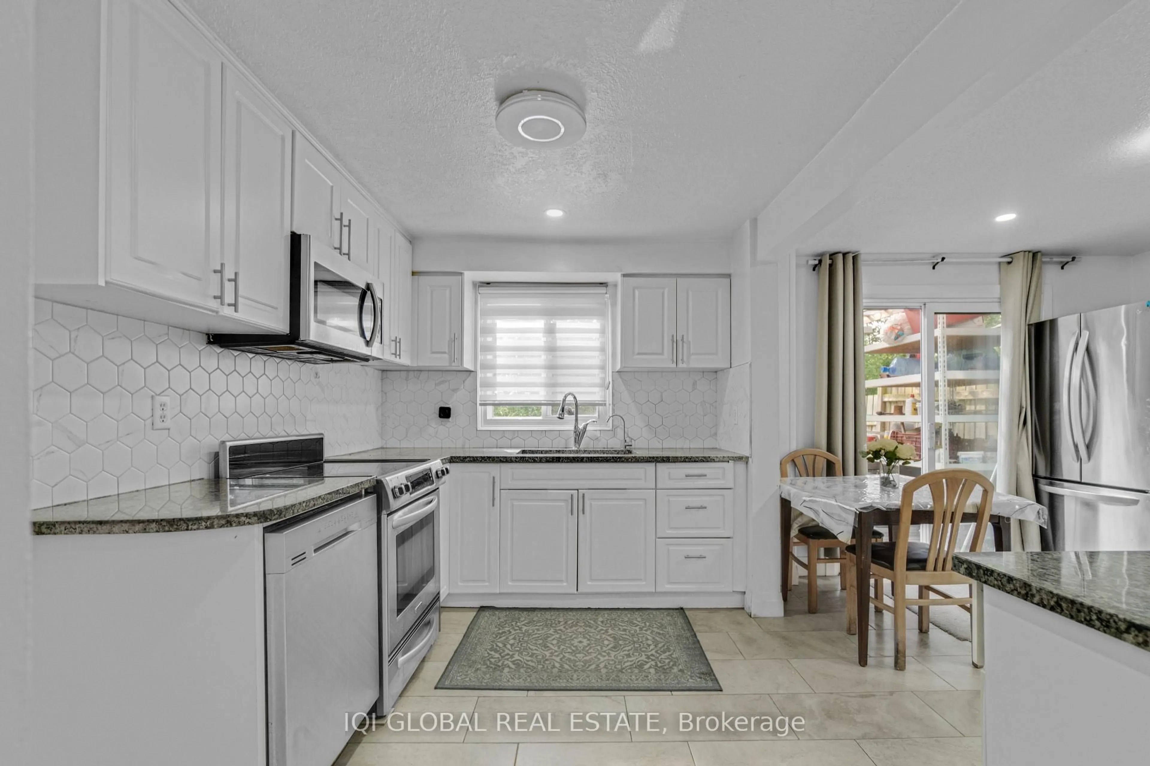 Standard kitchen, ceramic/tile floor for 537 Parkview Cres #16, Cambridge Ontario N3H 4Z9