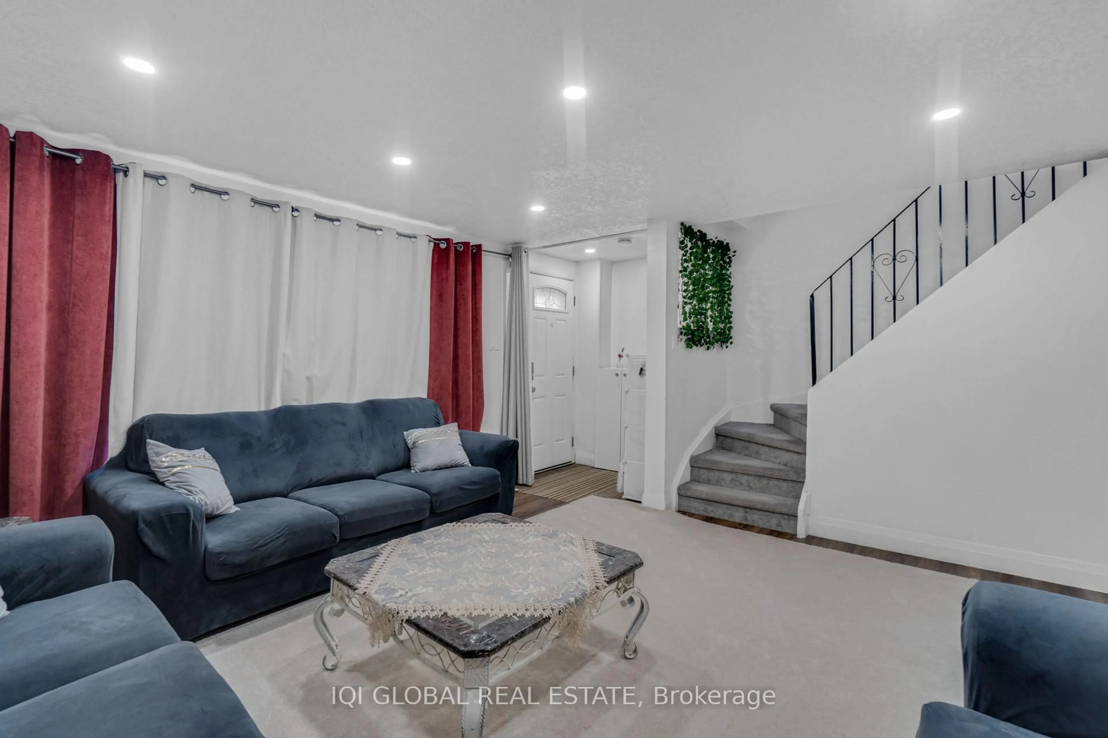 Living room with furniture, unknown for 537 Parkview Cres #16, Cambridge Ontario N3H 4Z9