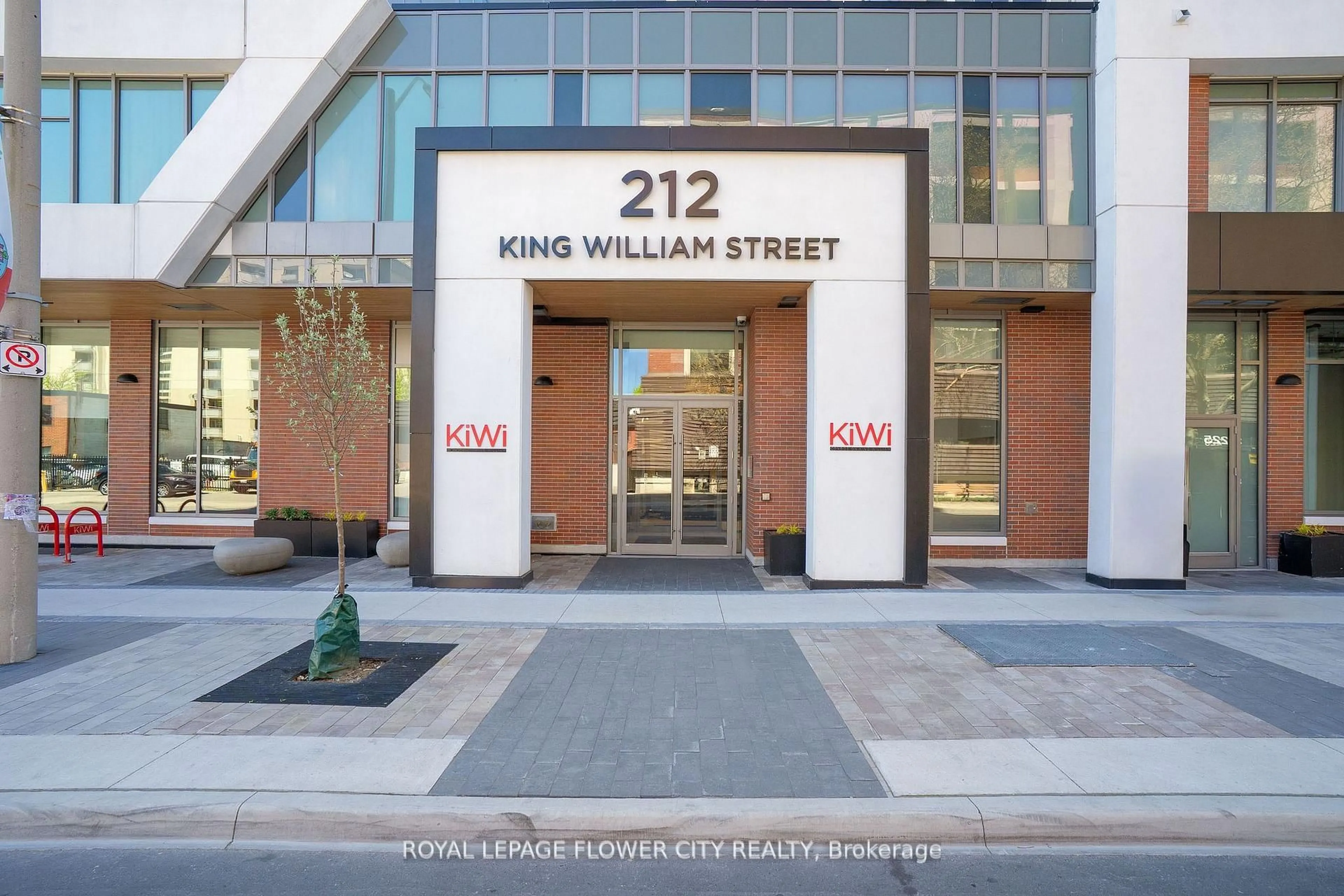 Indoor foyer for 212 King William St #907, Hamilton Ontario L8R 0A7
