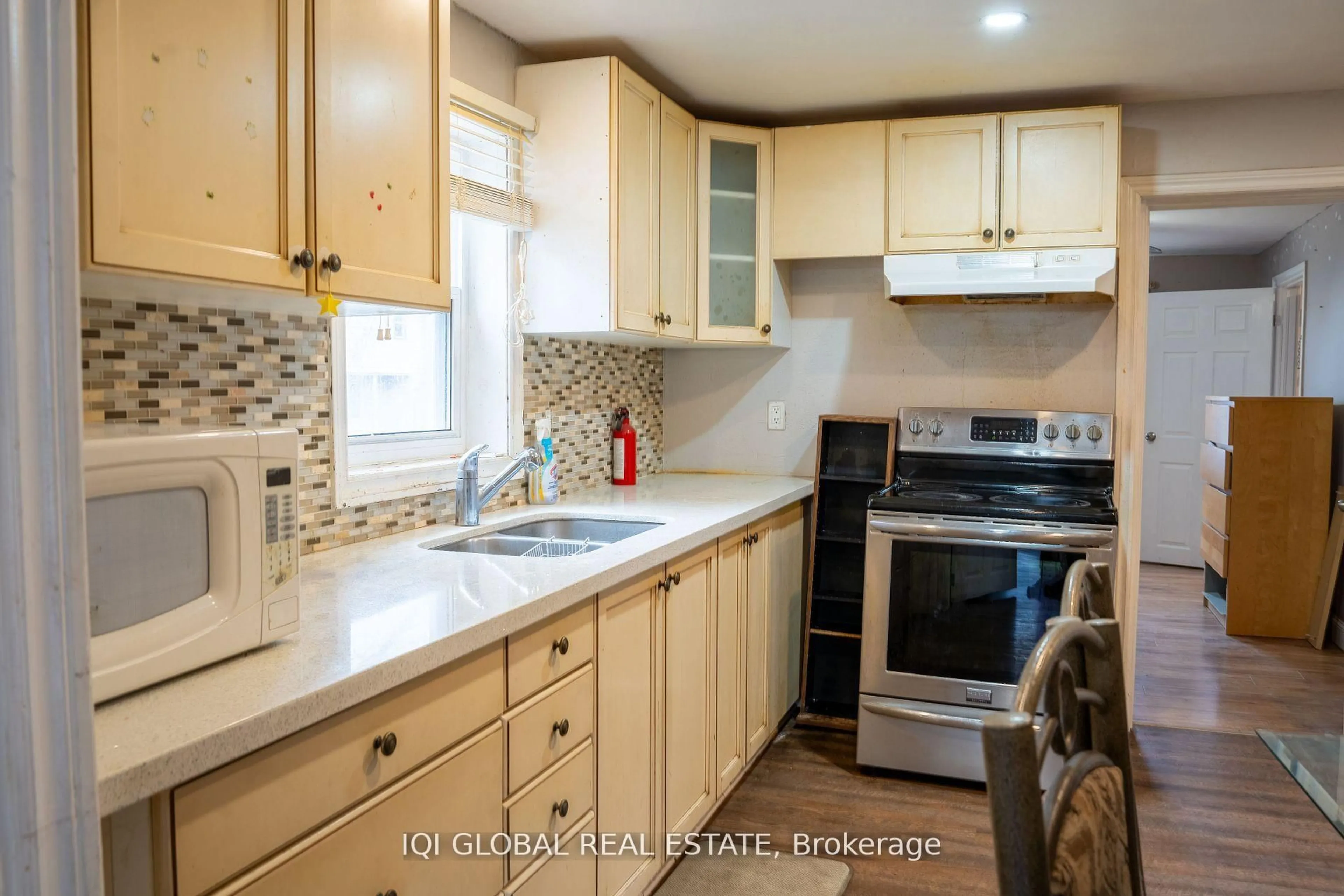Standard kitchen, unknown for 840 Duke St, Cambridge Ontario N3H 3T9