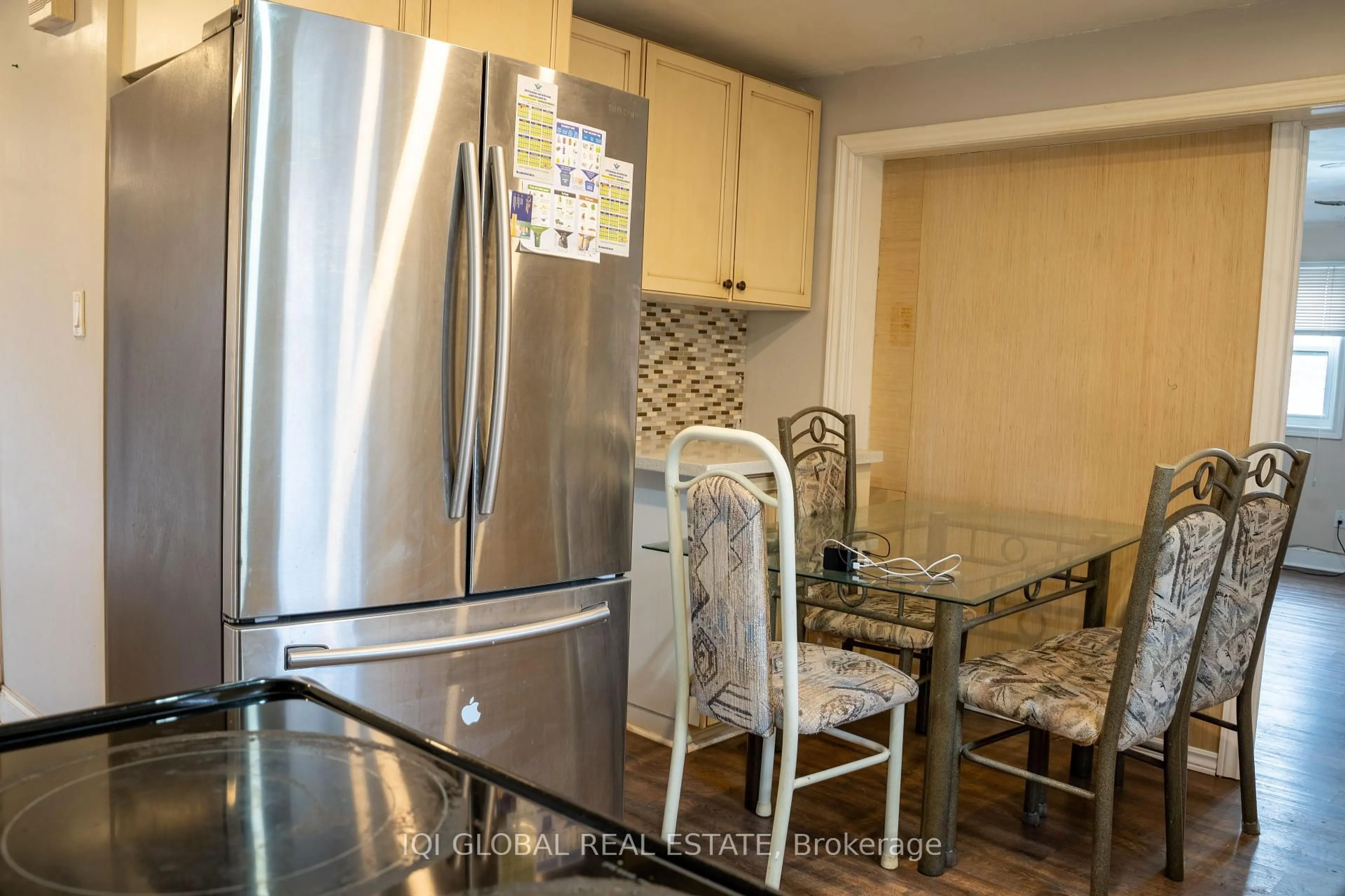 Standard kitchen, unknown for 840 Duke St, Cambridge Ontario N3H 3T9