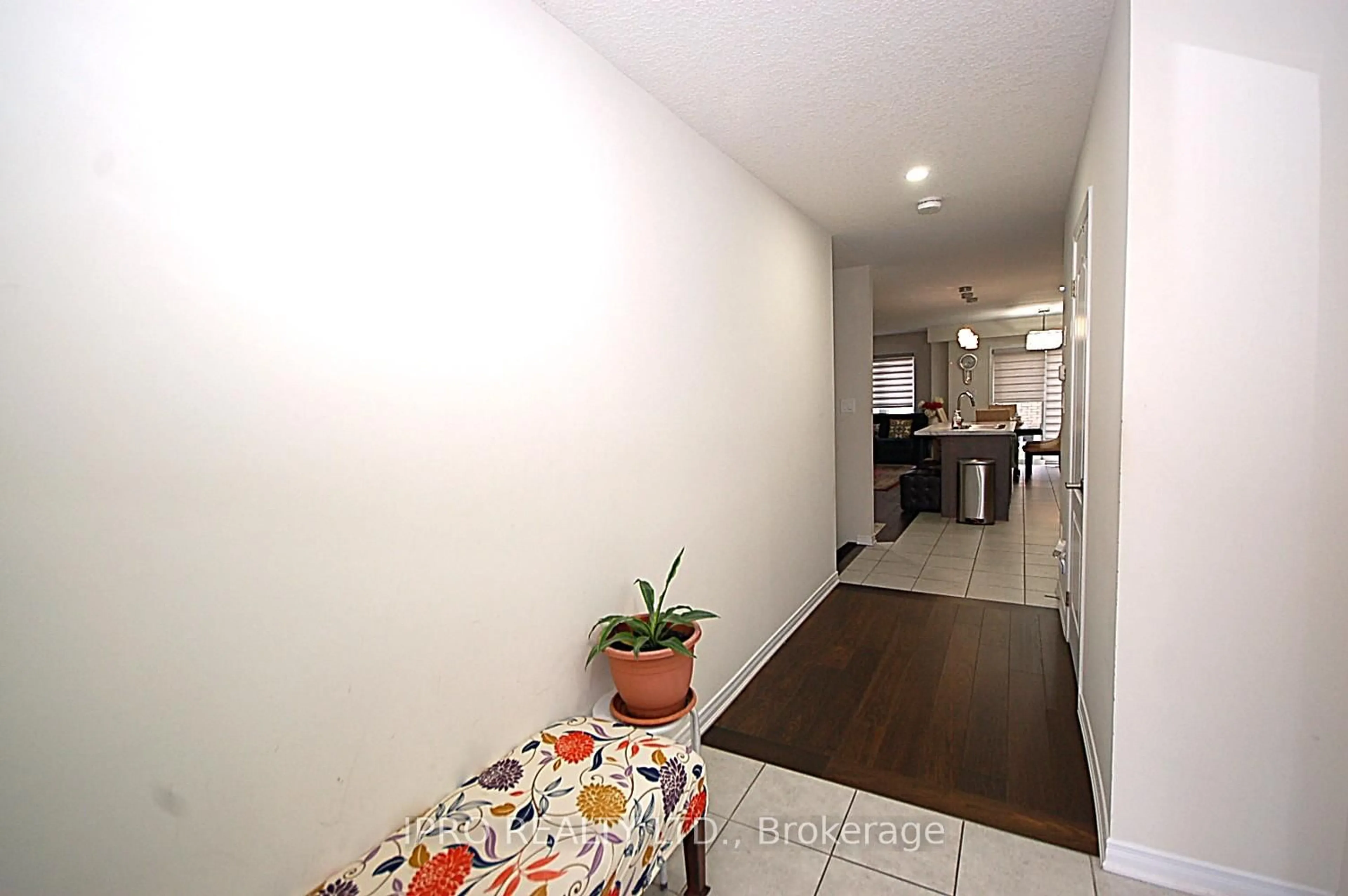 Indoor entryway for 174 Maclachlan Ave, Haldimand Ontario N3W 0E1