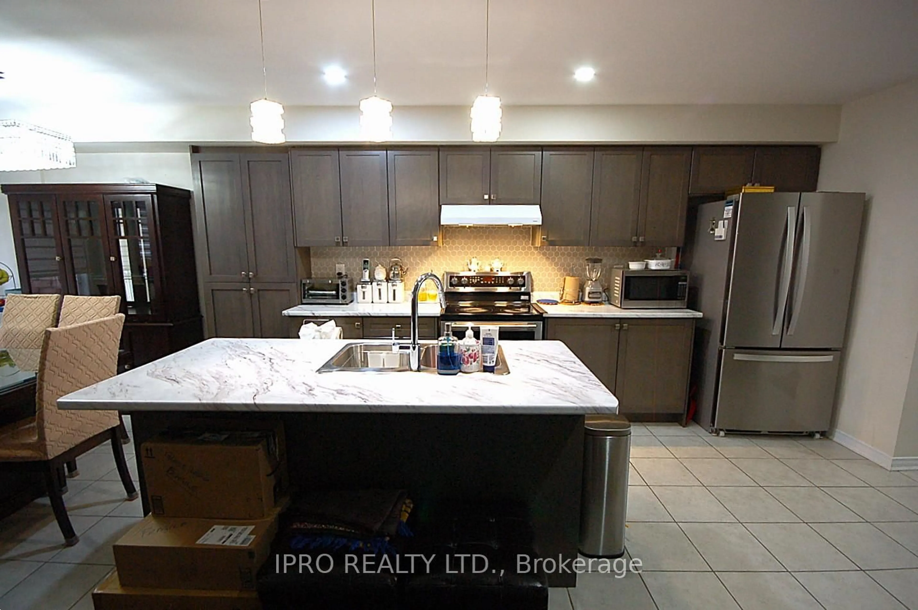 Open concept kitchen, ceramic/tile floor for 174 Maclachlan Ave, Haldimand Ontario N3W 0E1