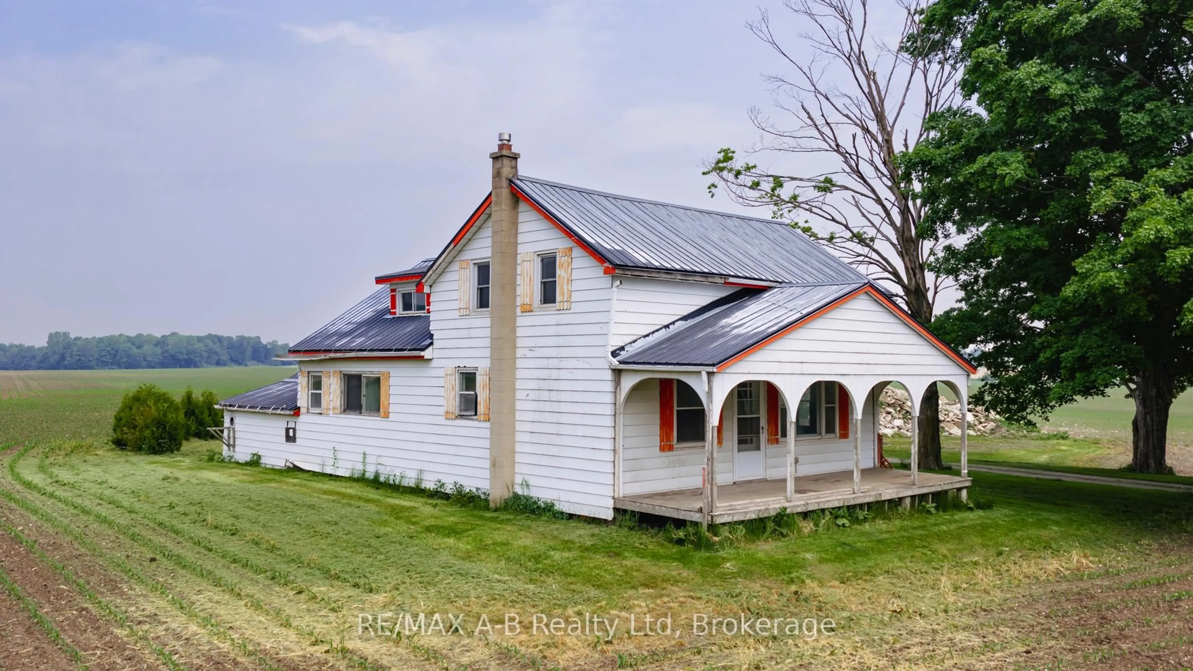 A pic from outside/outdoor area/front of a property/back of a property/a pic from drone, building for 17570 Elginfield Rd, Perth South Ontario N4X 1C6