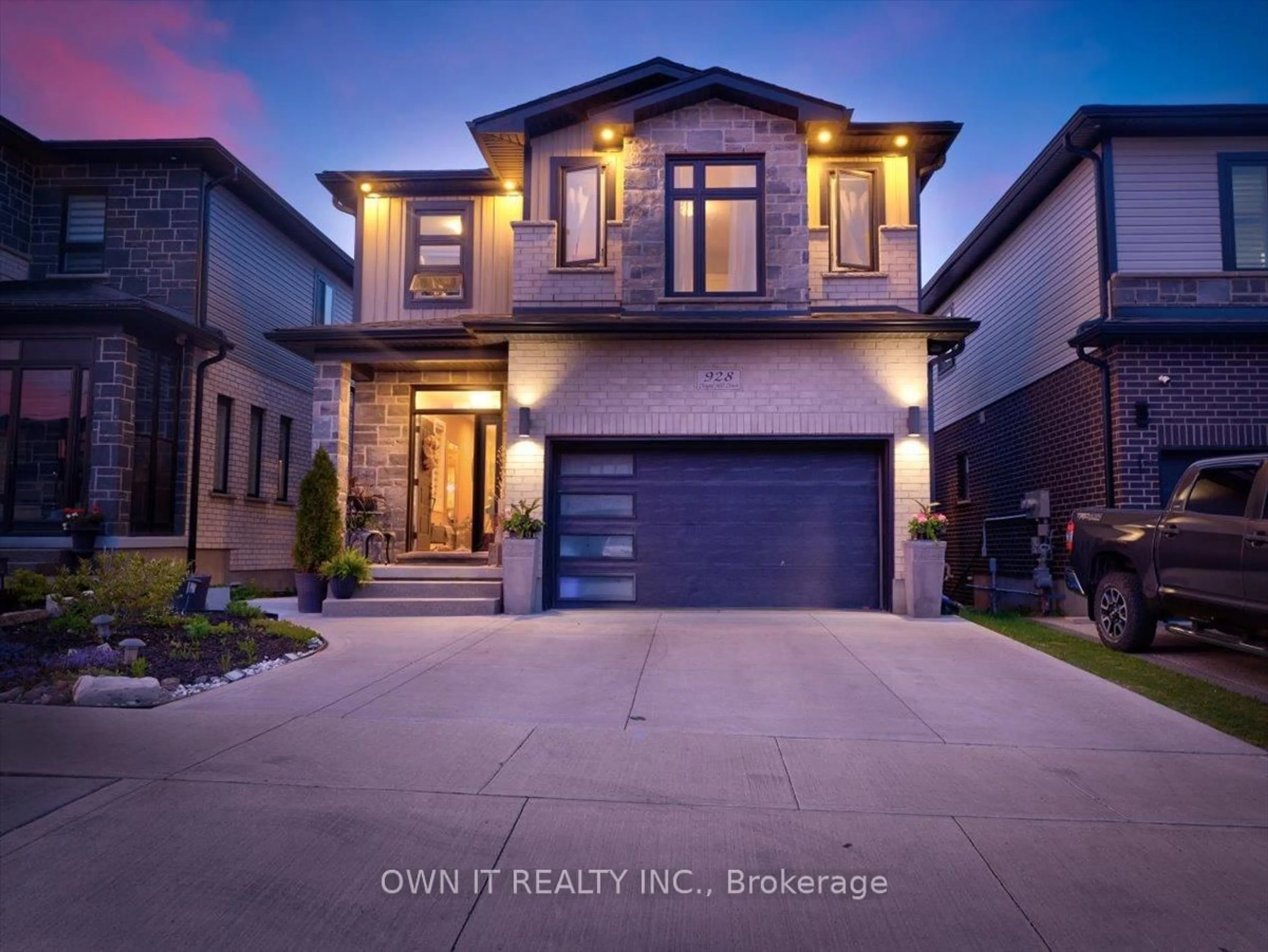 Home with brick exterior material, street for 928 Chapel Hill Crt, Kitchener Ontario N2R 0P4