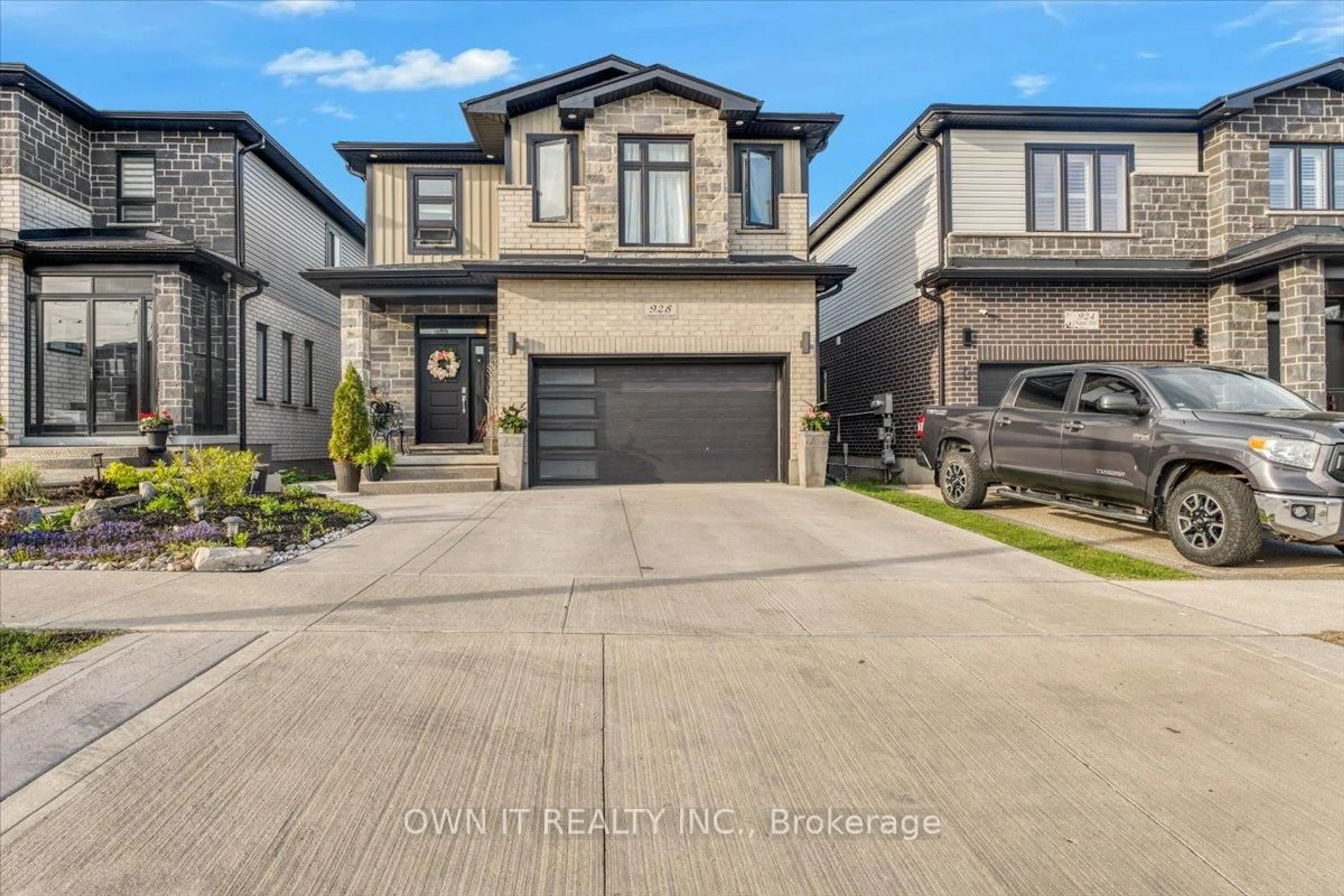 Home with brick exterior material, street for 928 Chapel Hill Crt, Kitchener Ontario N2R 0P4