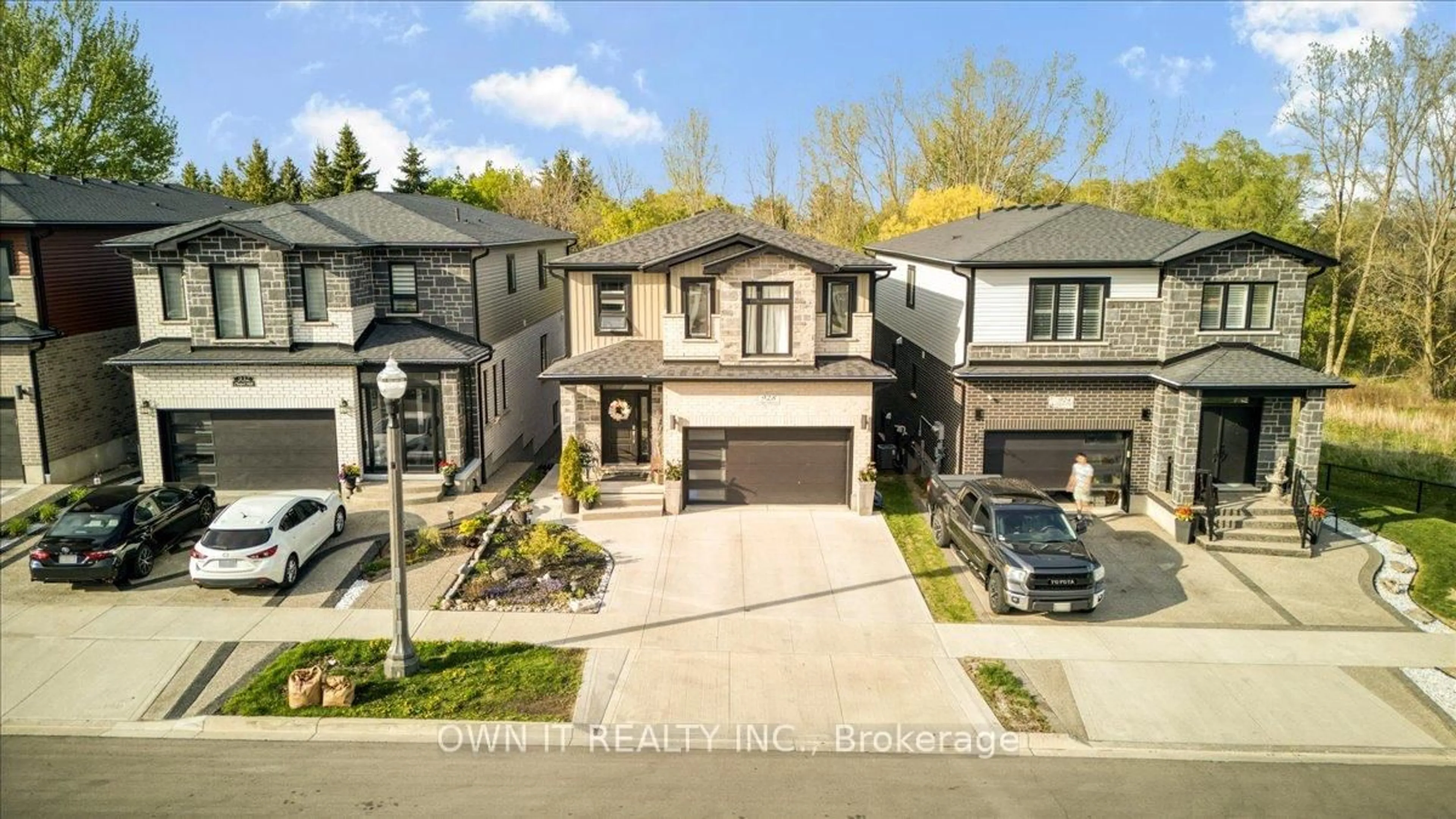 A pic from outside/outdoor area/front of a property/back of a property/a pic from drone, street for 928 Chapel Hill Crt, Kitchener Ontario N2R 0P4