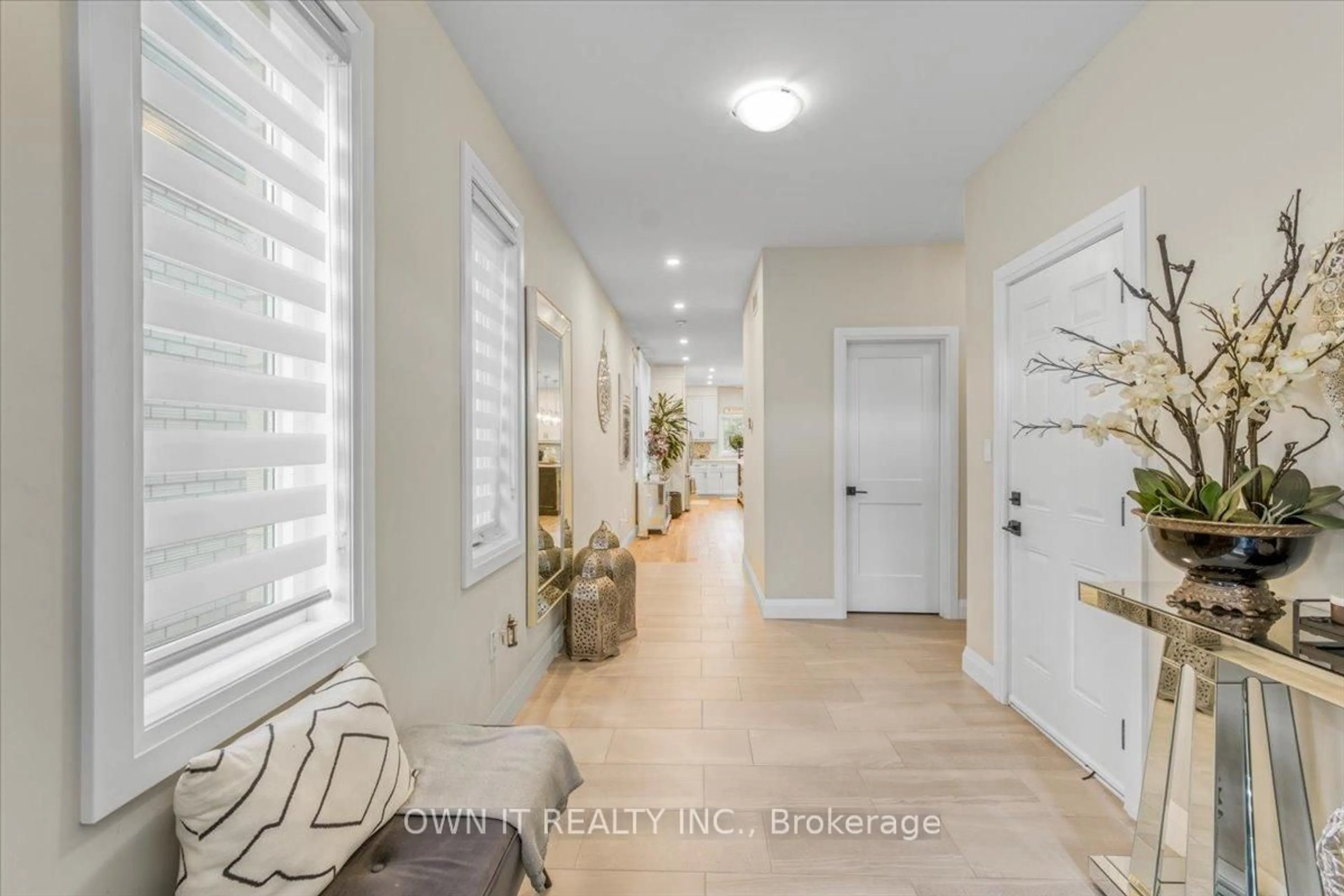 Indoor entryway for 928 Chapel Hill Crt, Kitchener Ontario N2R 0P4