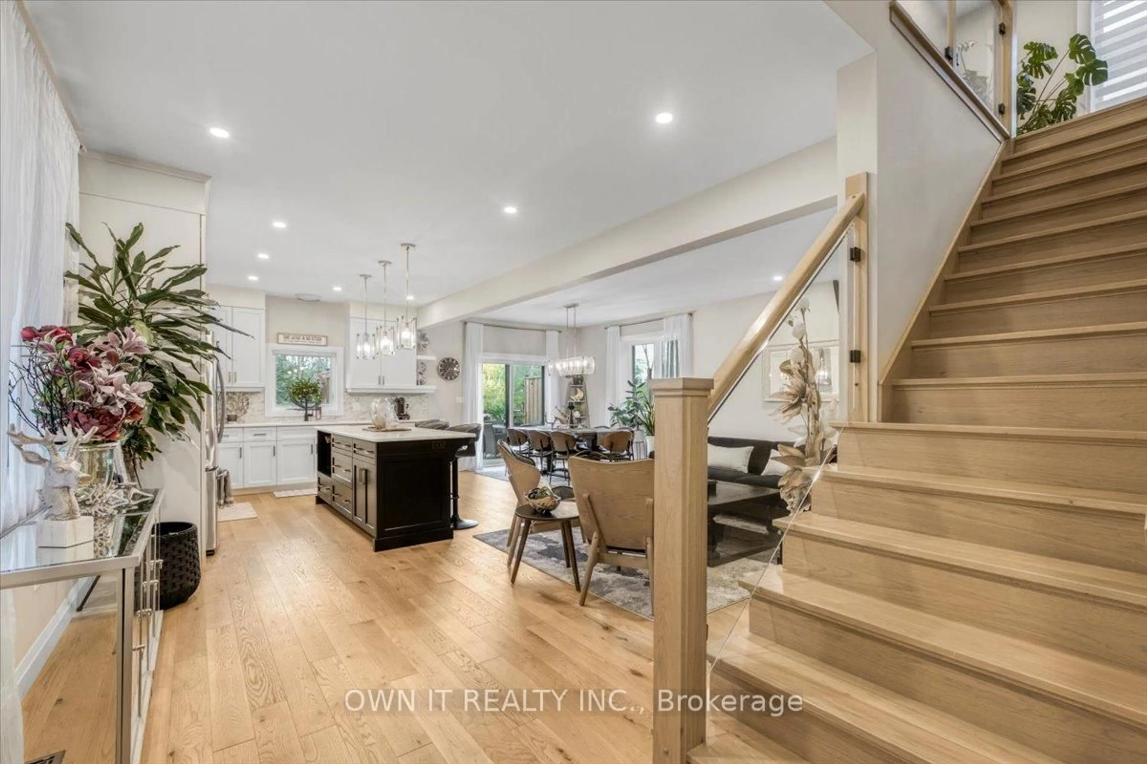 Indoor entryway for 928 Chapel Hill Crt, Kitchener Ontario N2R 0P4