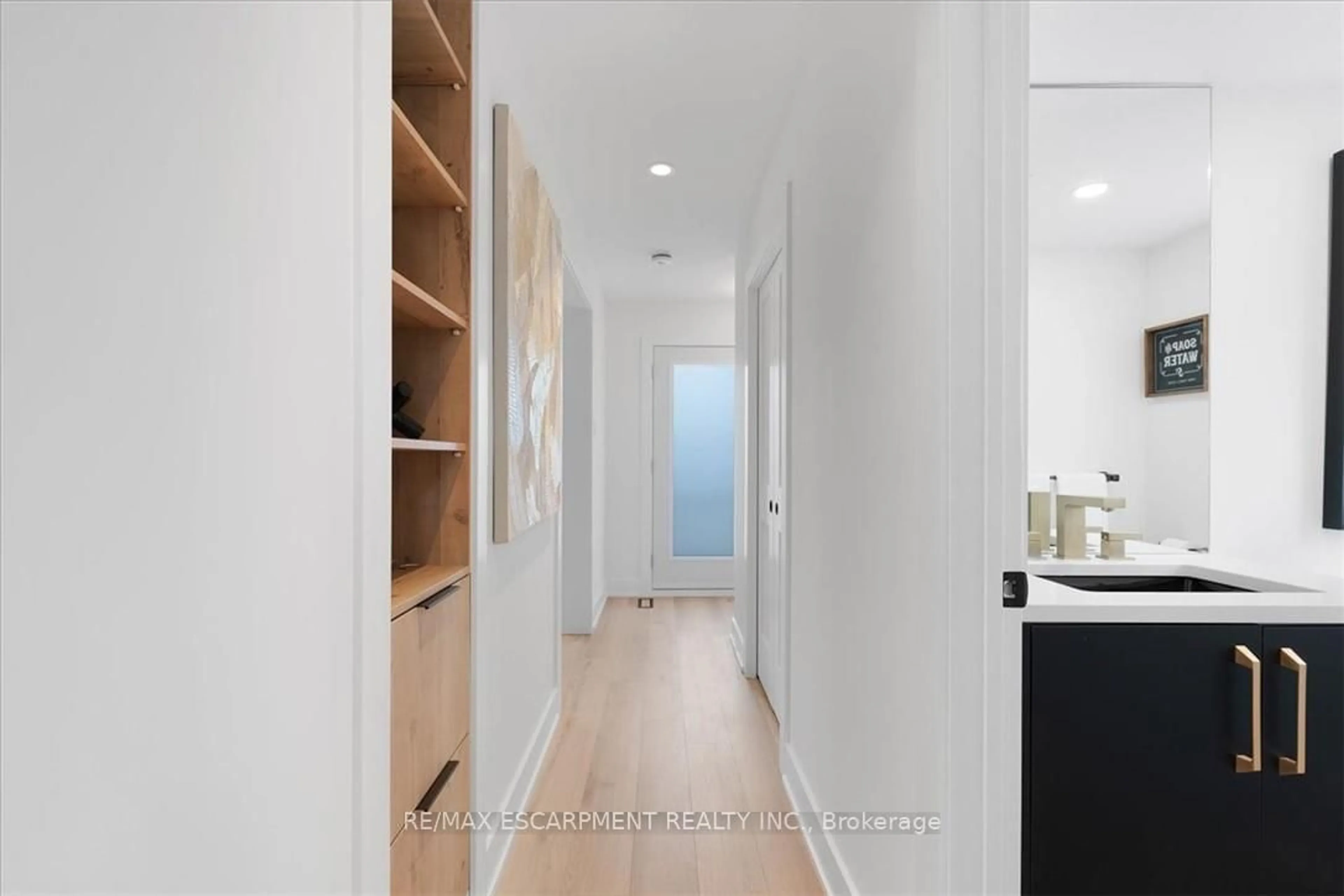 Indoor entryway for 94 West 32nd St, Hamilton Ontario L9C 5G9