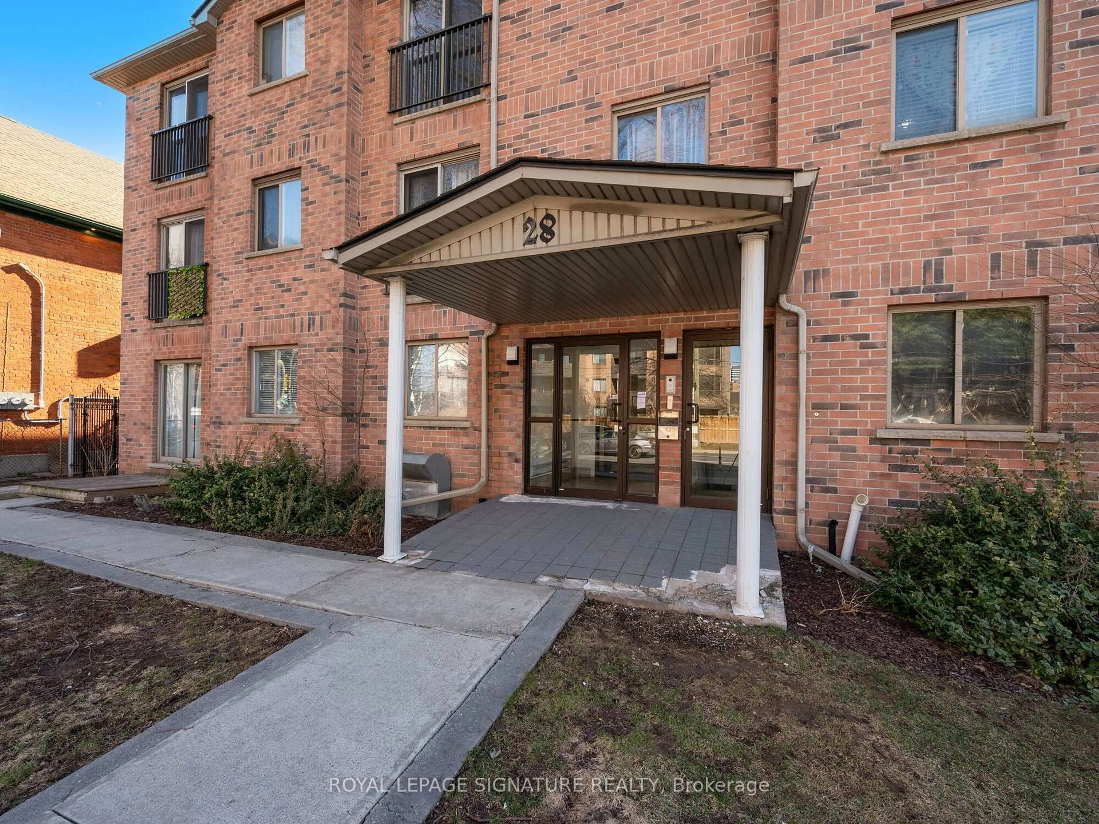 Indoor foyer for 28 Victoria Ave #312, Hamilton Ontario L8L 5E1