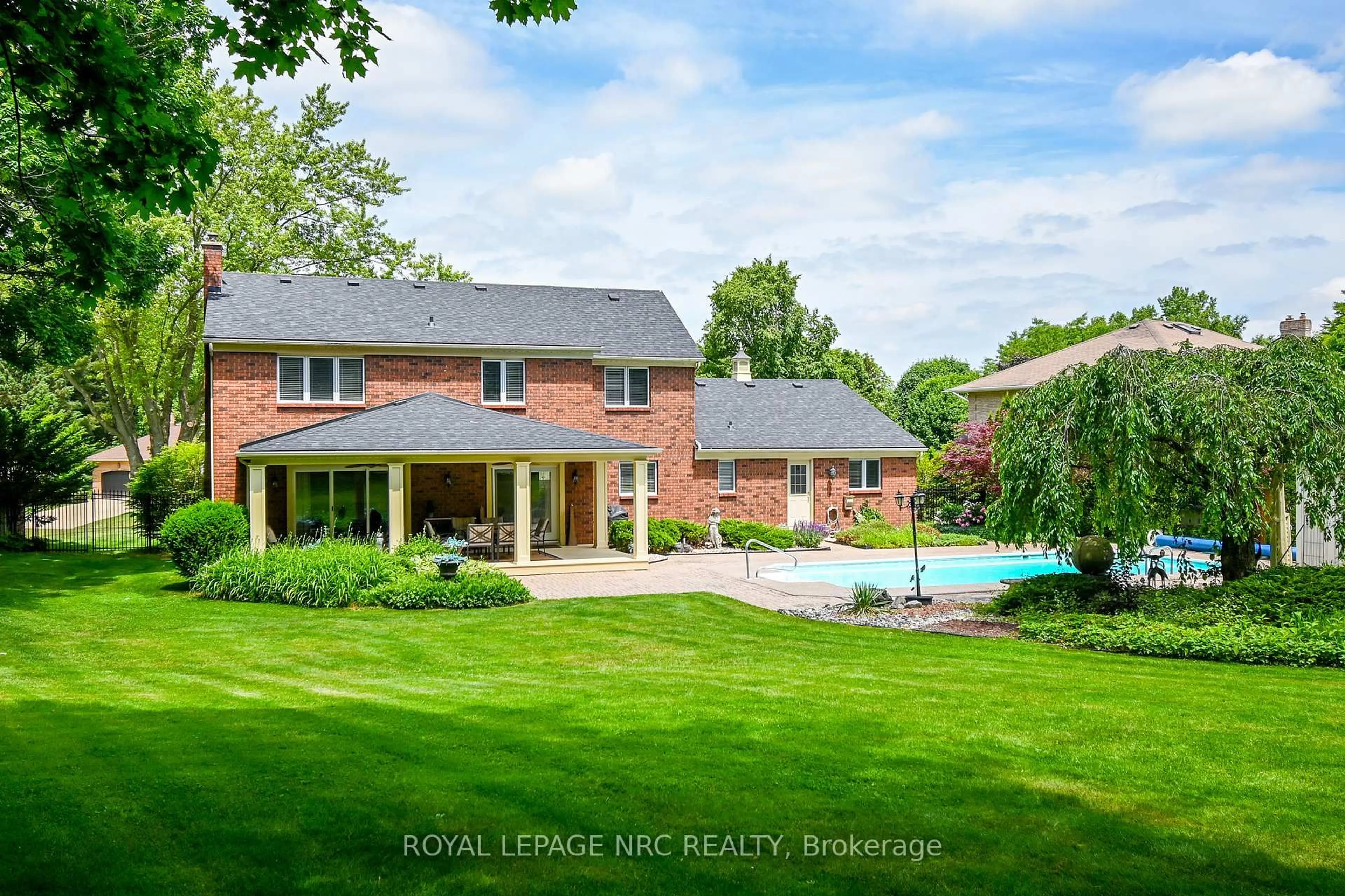 A pic from outside/outdoor area/front of a property/back of a property/a pic from drone, water/lake/river/ocean view for 4 SHORTHILL Pl, Pelham Ontario L0S 1E3
