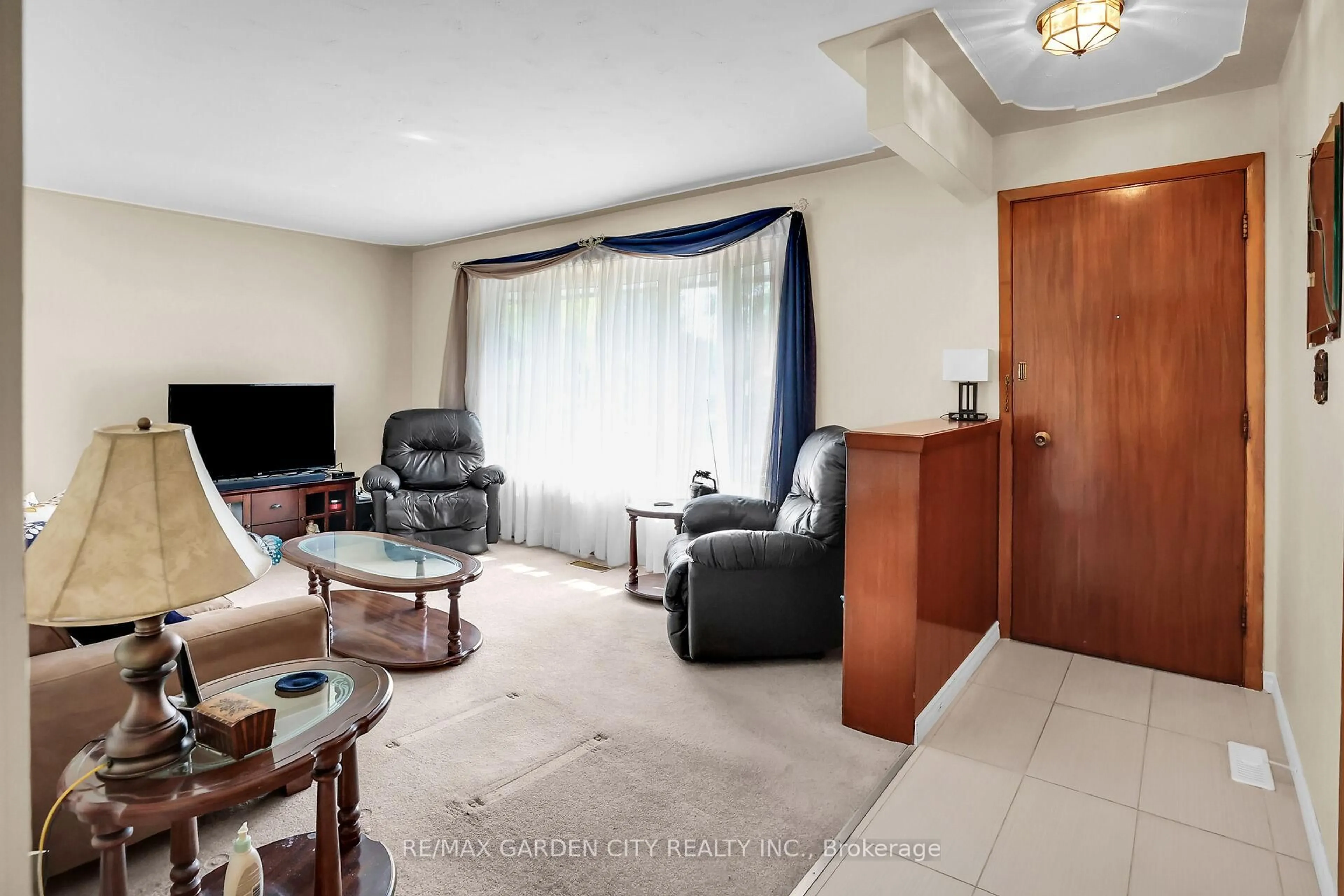 Living room with furniture, unknown for 4088 Barry Dr, Lincoln Ontario L3J 0L2