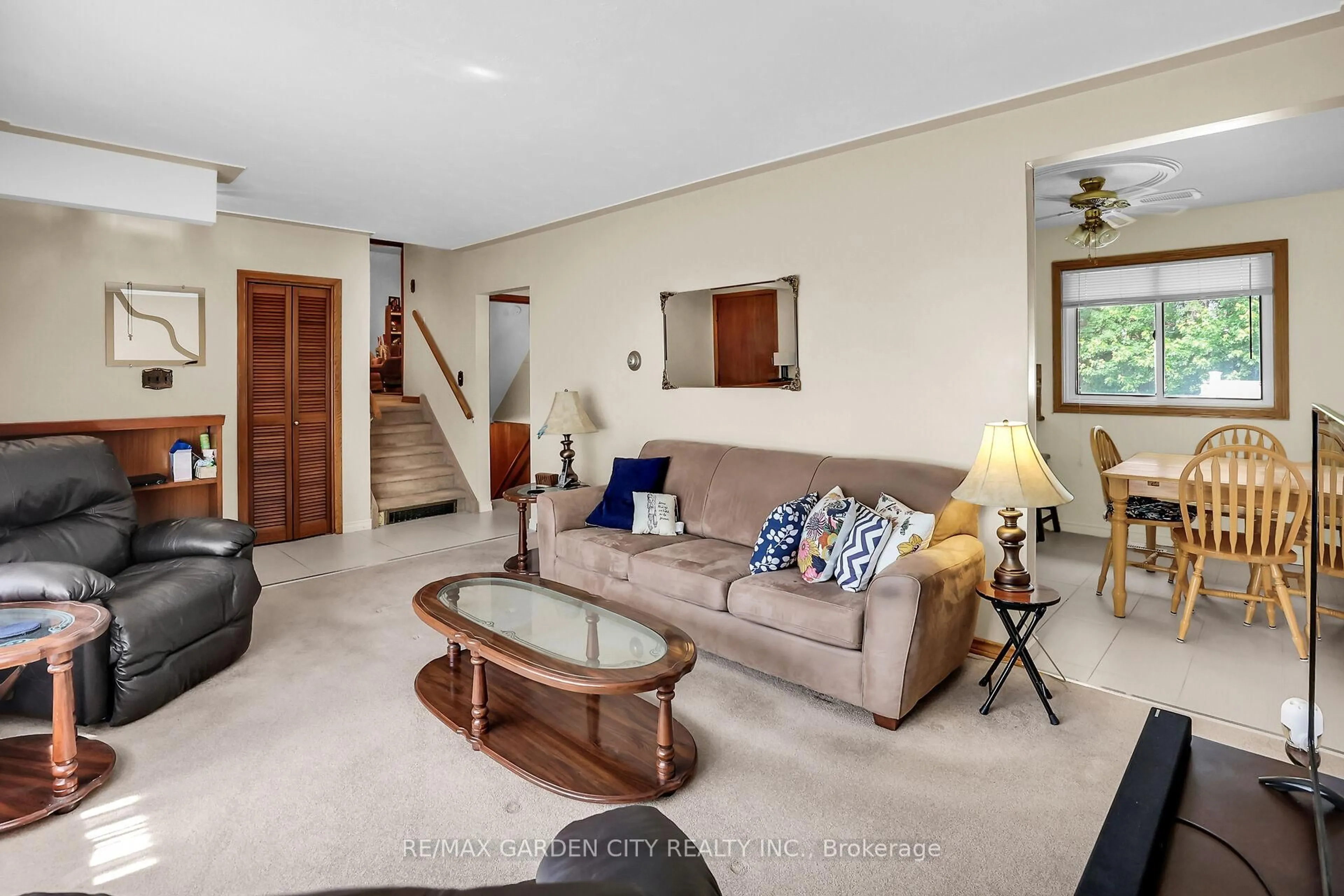 Living room with furniture, unknown for 4088 Barry Dr, Lincoln Ontario L3J 0L2