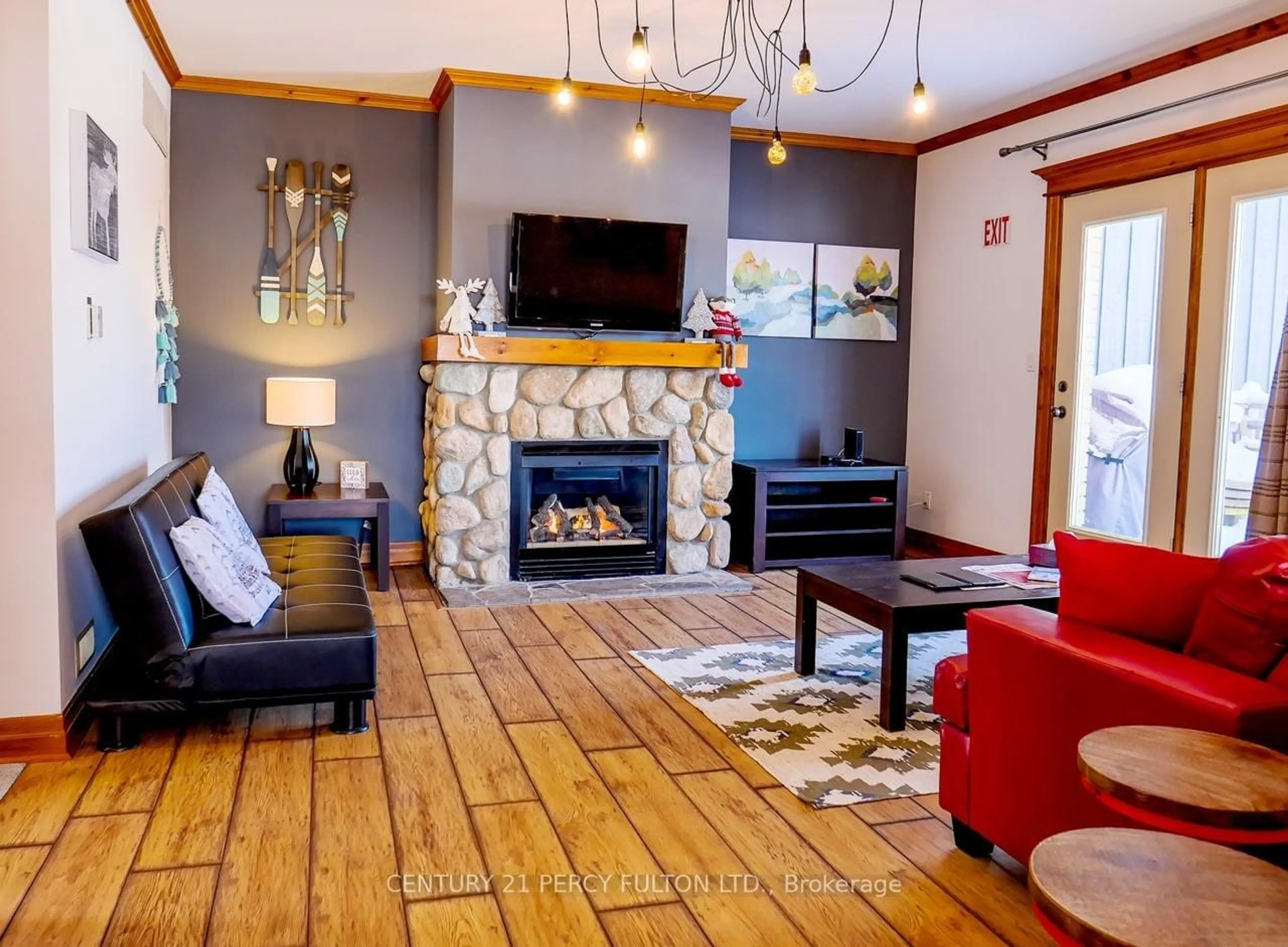 Living room with furniture, wood/laminate floor for 184 Snowbridge Way #211, Blue Mountains Ontario L9Y 0V1