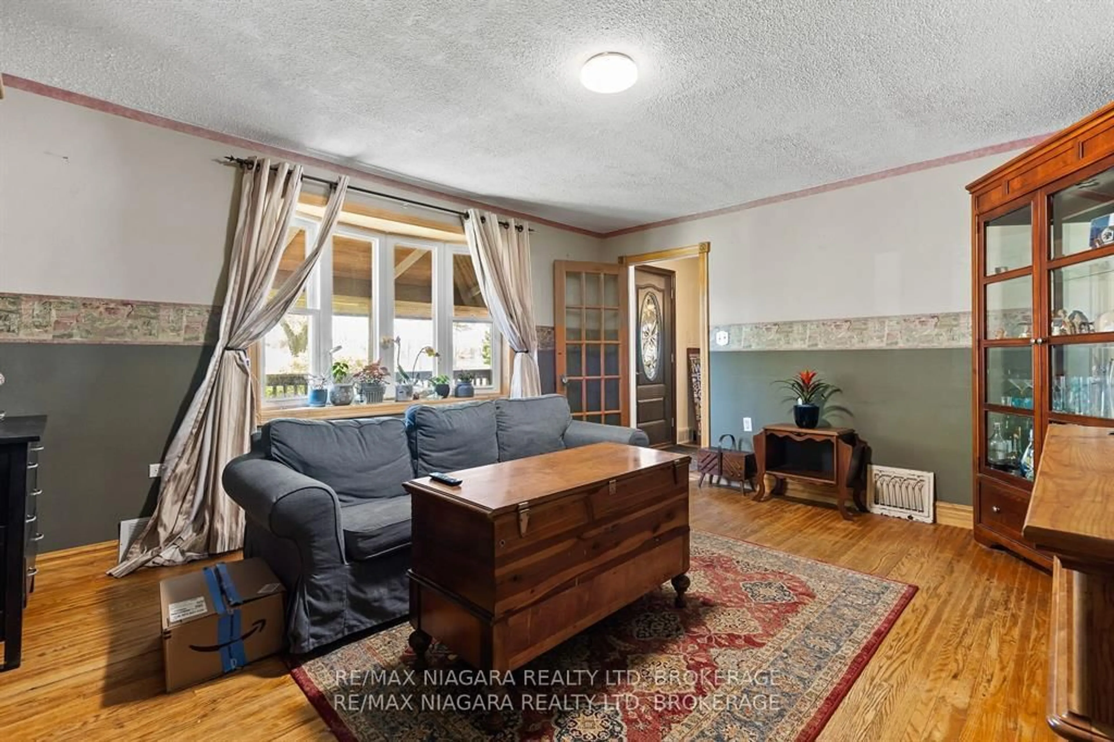 Living room with furniture, wood/laminate floor for 39 Seymour Ave, St. Catharines Ontario L2P 1A5