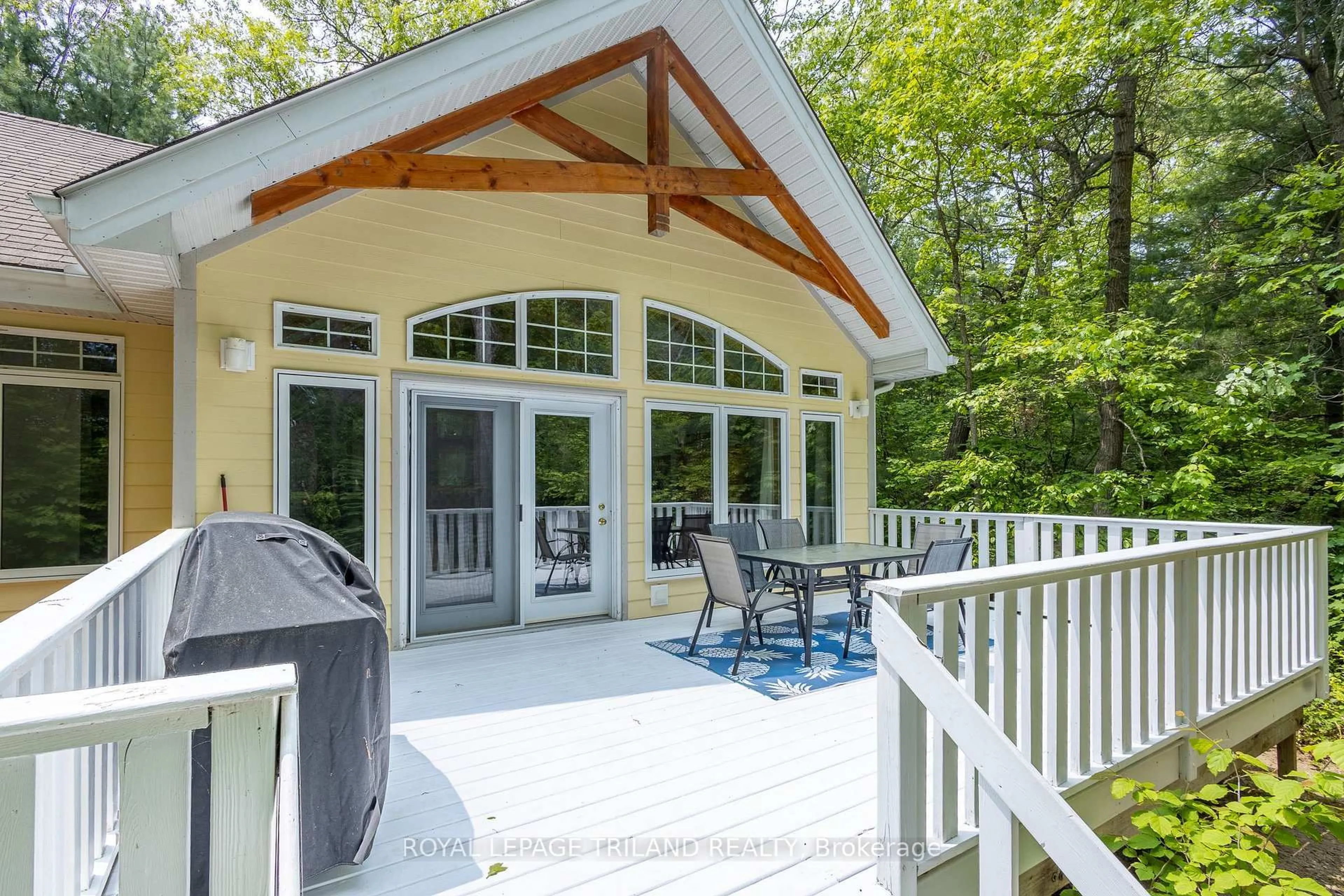 Patio, water/lake/river/ocean view for 10059 Jennison Cres, Lambton Shores Ontario N0M 1T0