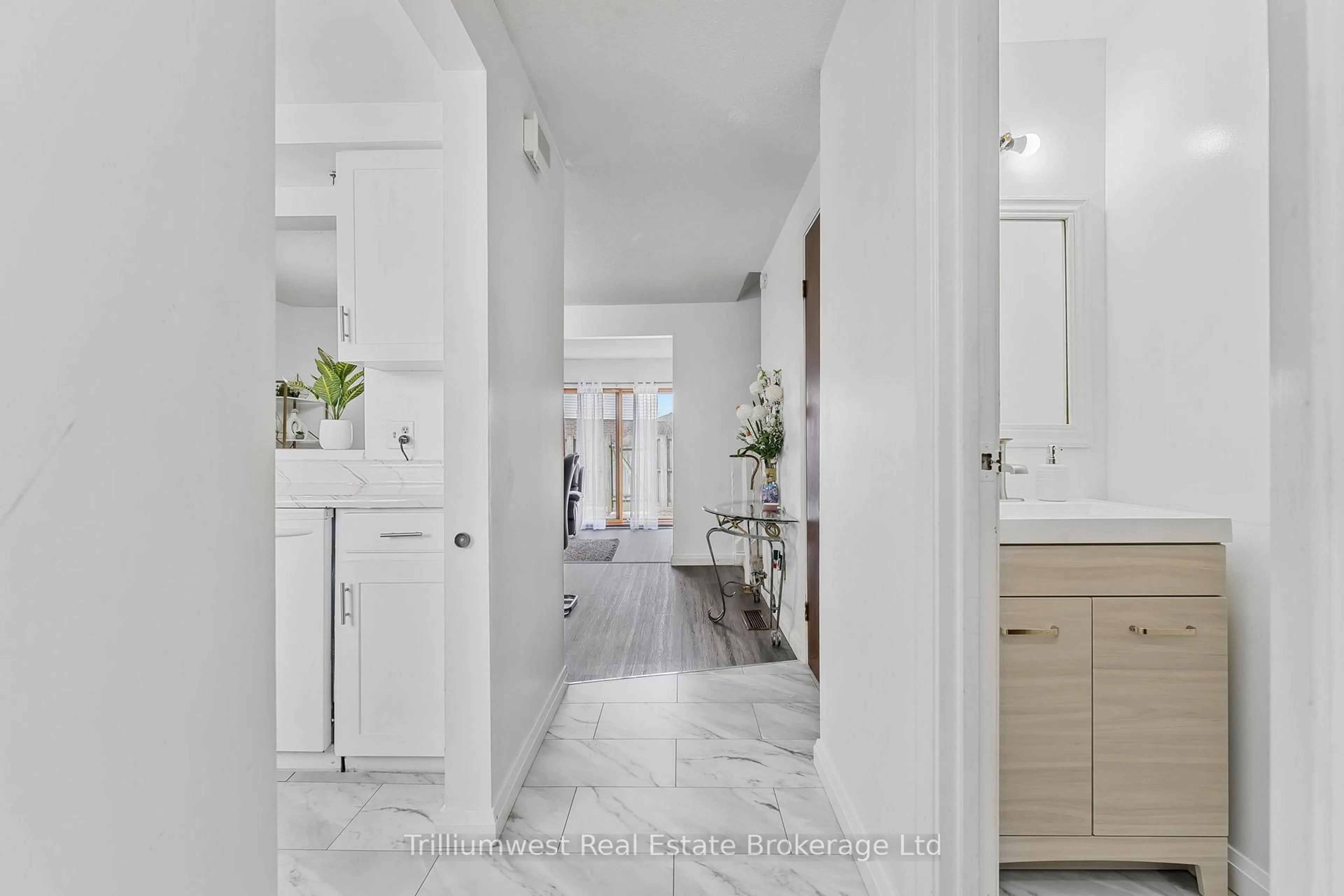 Indoor entryway for 5982 Dunn St #8, Niagara Falls Ontario L2G 7J9