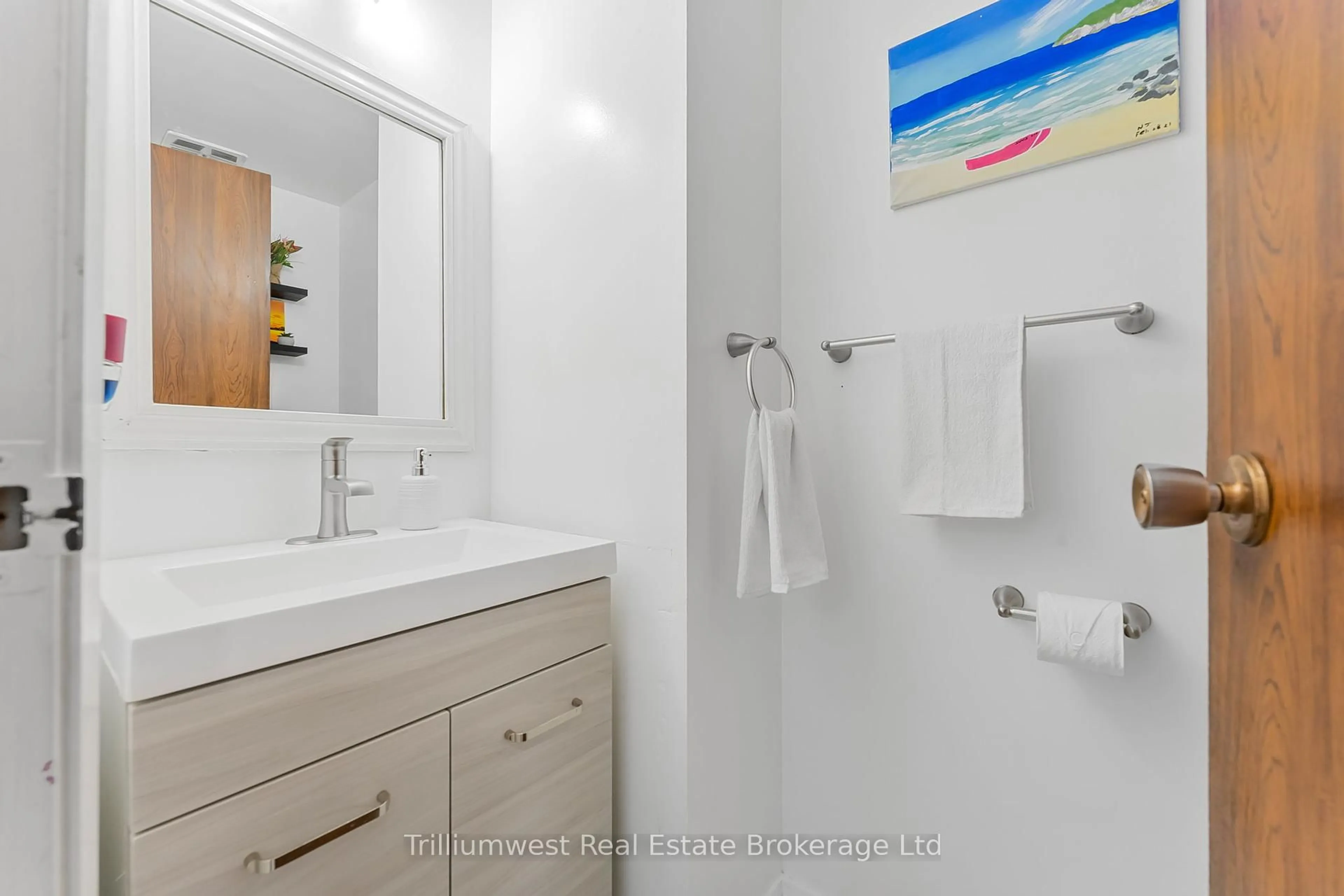 Standard bathroom, ceramic/tile floor for 5982 Dunn St #8, Niagara Falls Ontario L2G 7J9
